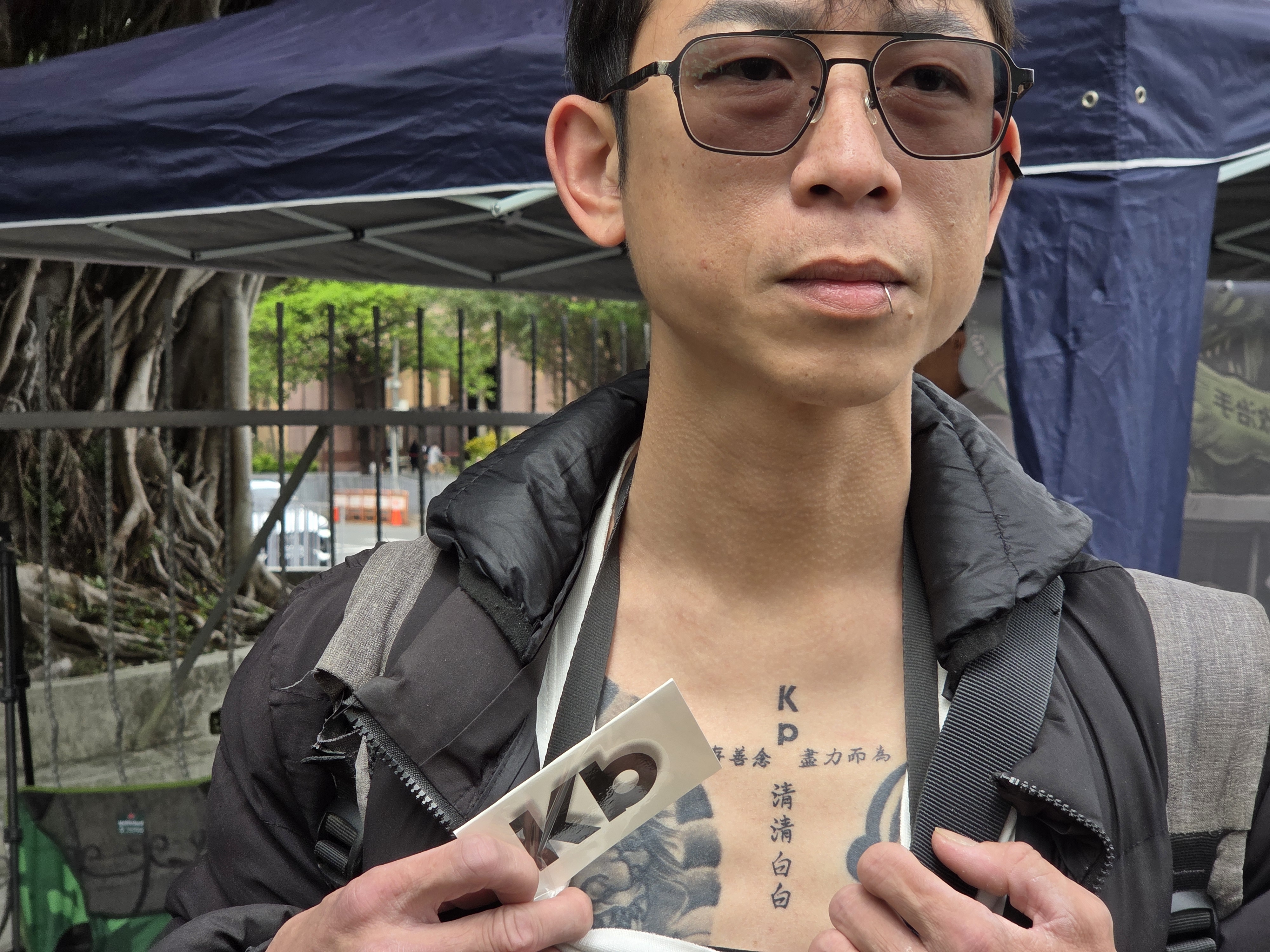 小草秀胸口刺青。（鏡報姜永年攝）