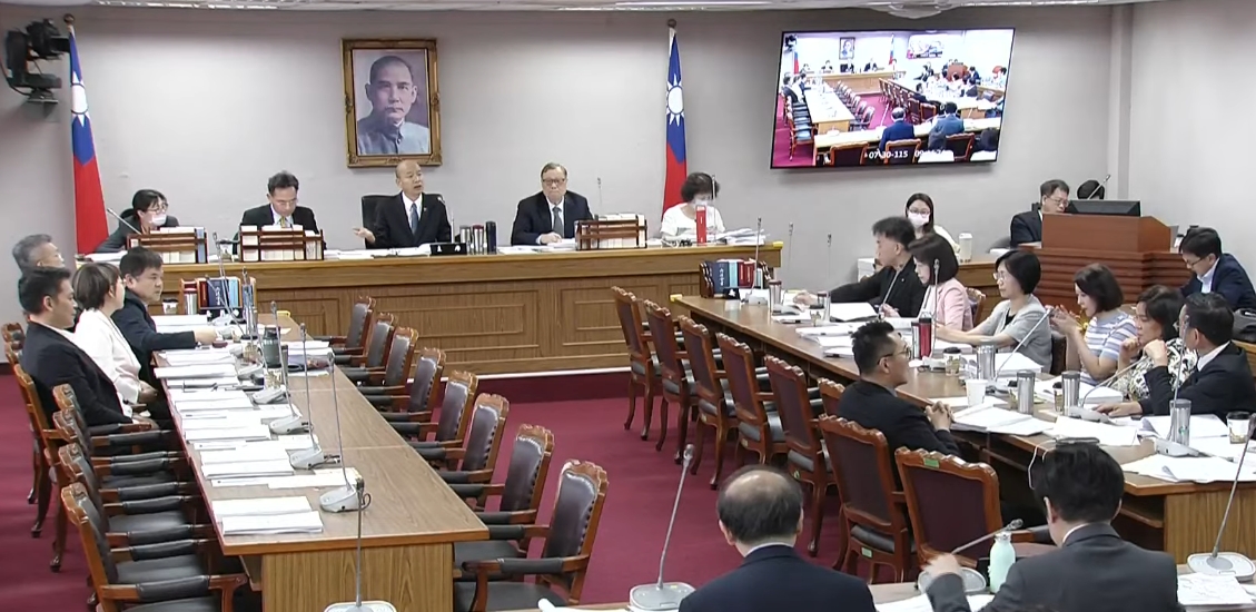 翁曉玲數度打斷發言,堅持要說明,韓國瑜解釋到最後忍不住動怒了。(翻攝自國會頻道)