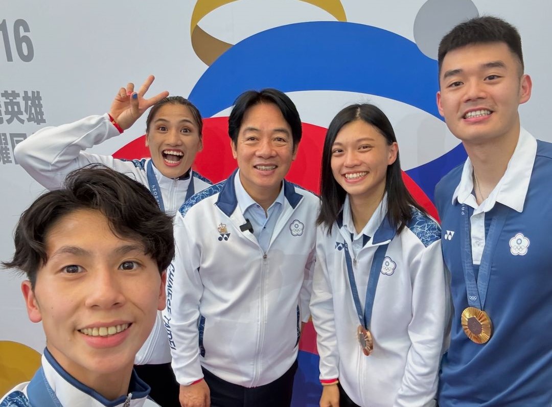 林郁婷（左起）、陳念琴、賴清德、吳詩儀、王齊麟自拍。（翻攝賴清德IG）