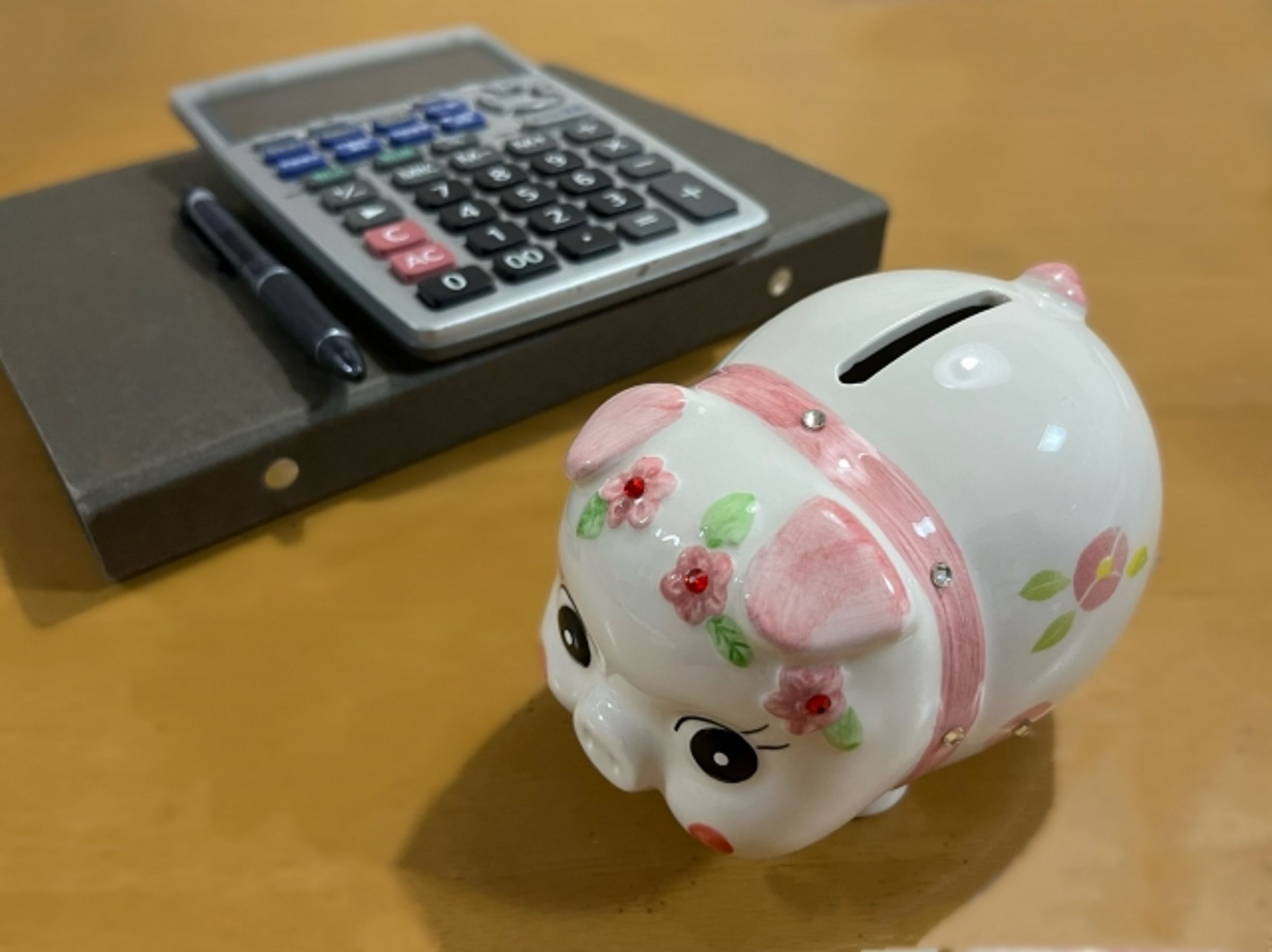 坂下仁傳授5個理財祕訣,透過記帳掌握家庭財務支出細節,減少浪費。(示意圖,photoAC)