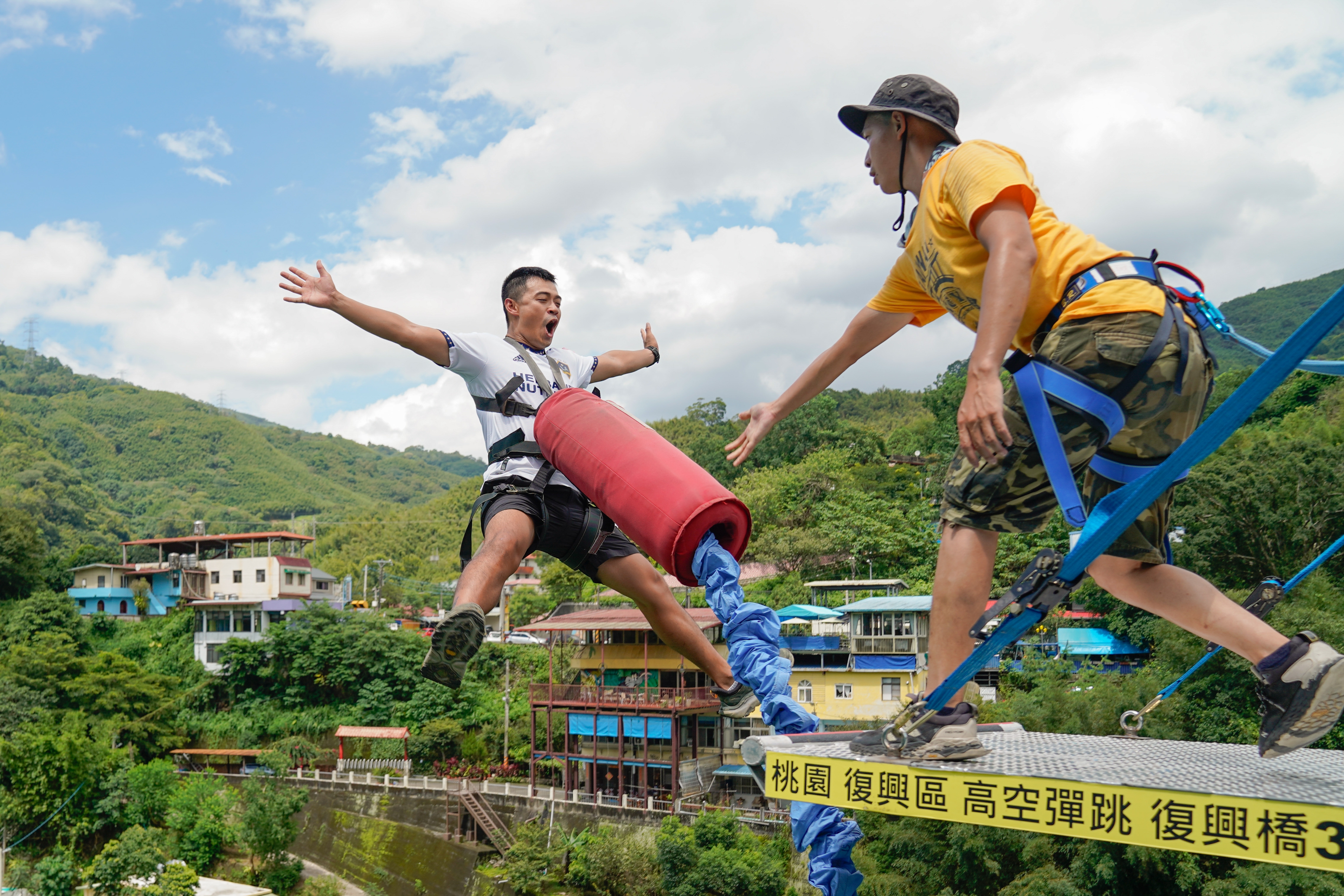 「躍動青春」至復興橋高空彈跳(臺灣高空彈跳俱樂部)。