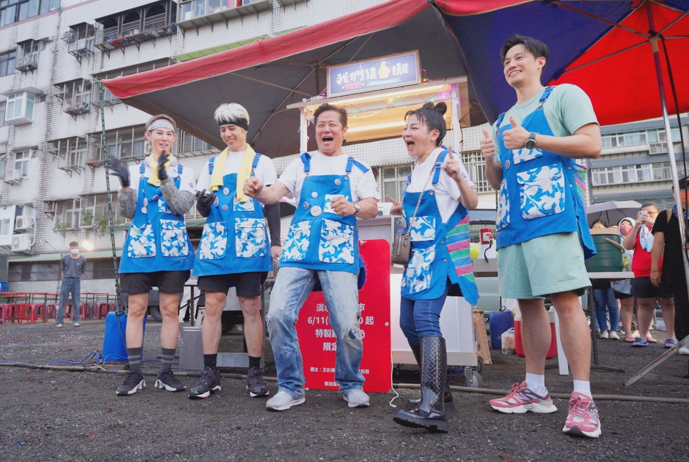 夏和熙（左起）、胡宇威、徐乃麟、王彩樺、徐新洋在街頭攬客。（三立提供）
