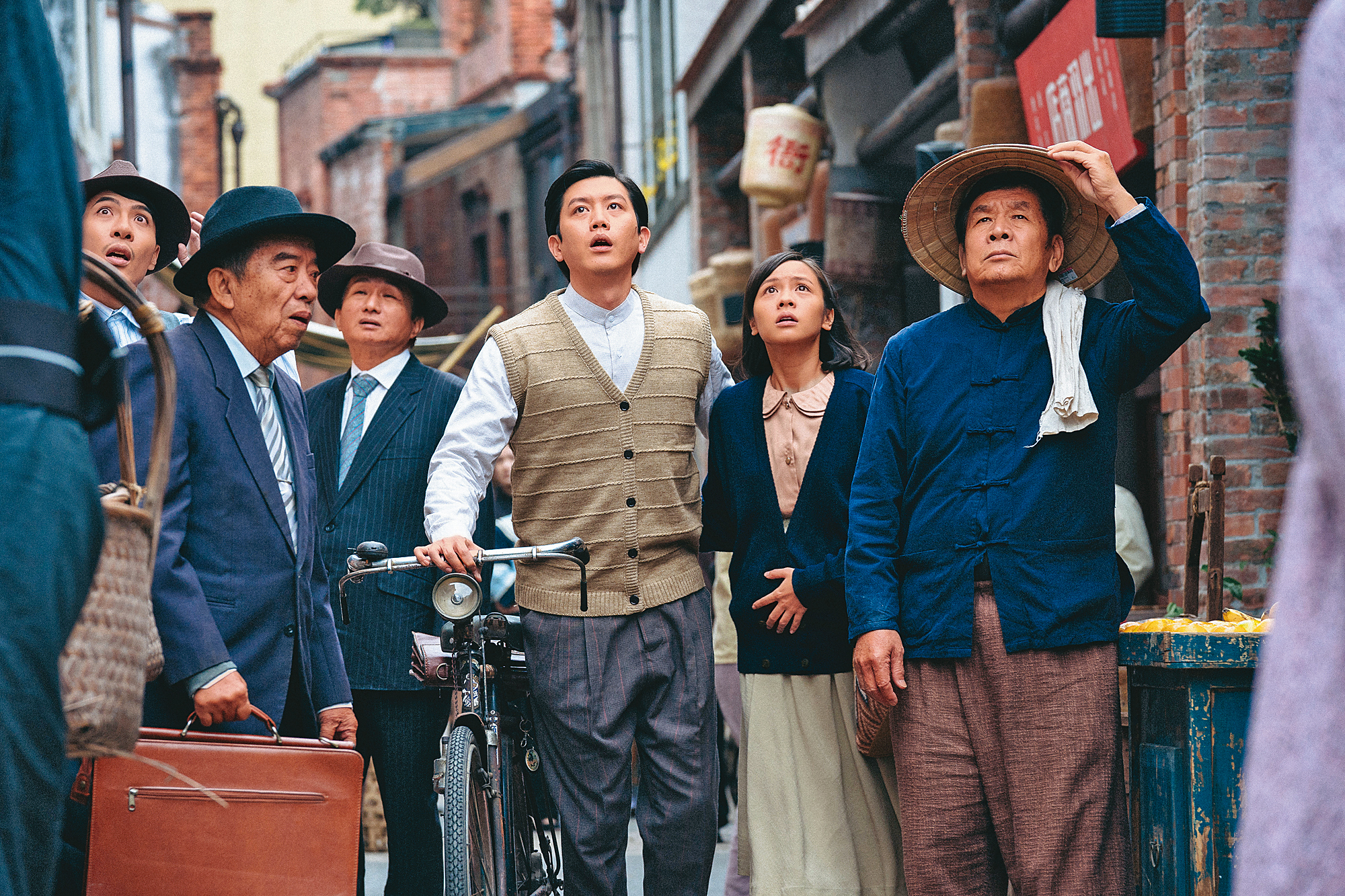 陳南宏製作的時代劇《台北歌手》由莫子儀(右三)、黃姵嘉(右二)主演,並獲5項金鐘獎。(客家電視台提供)