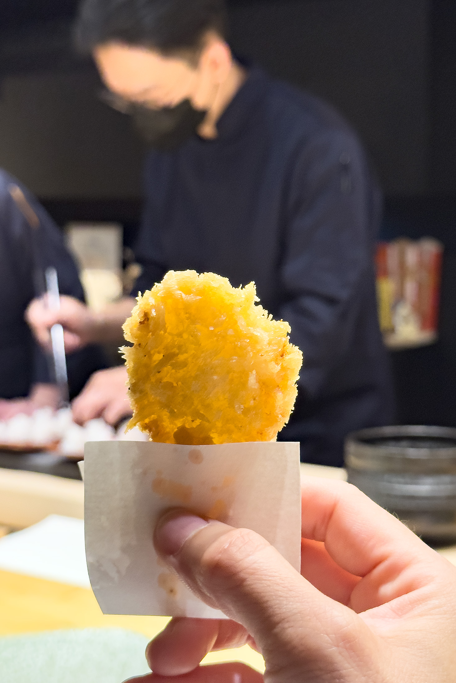 先付「寒鯛」以經典白肉魚真鯛揭開序幕，炸物形式帶來燙口溫度與油脂感，肉質細緻清甜，為餐酒搭配進行暖身。