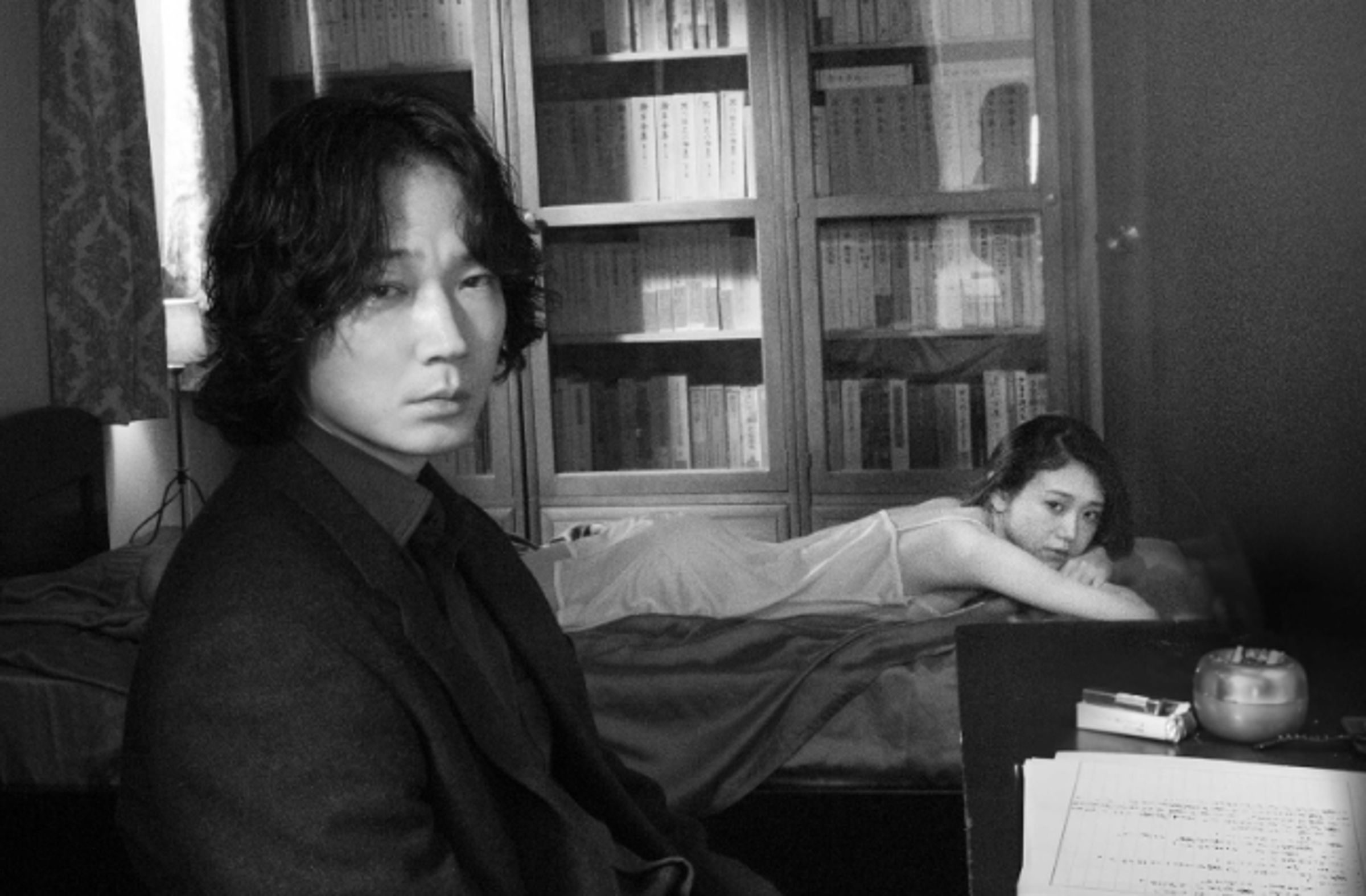 實力派演員綾野剛(左)在新片《星與月是天上的洞》飾演遭妻子背叛的小說家,右為咲耶。(天馬行空提供)