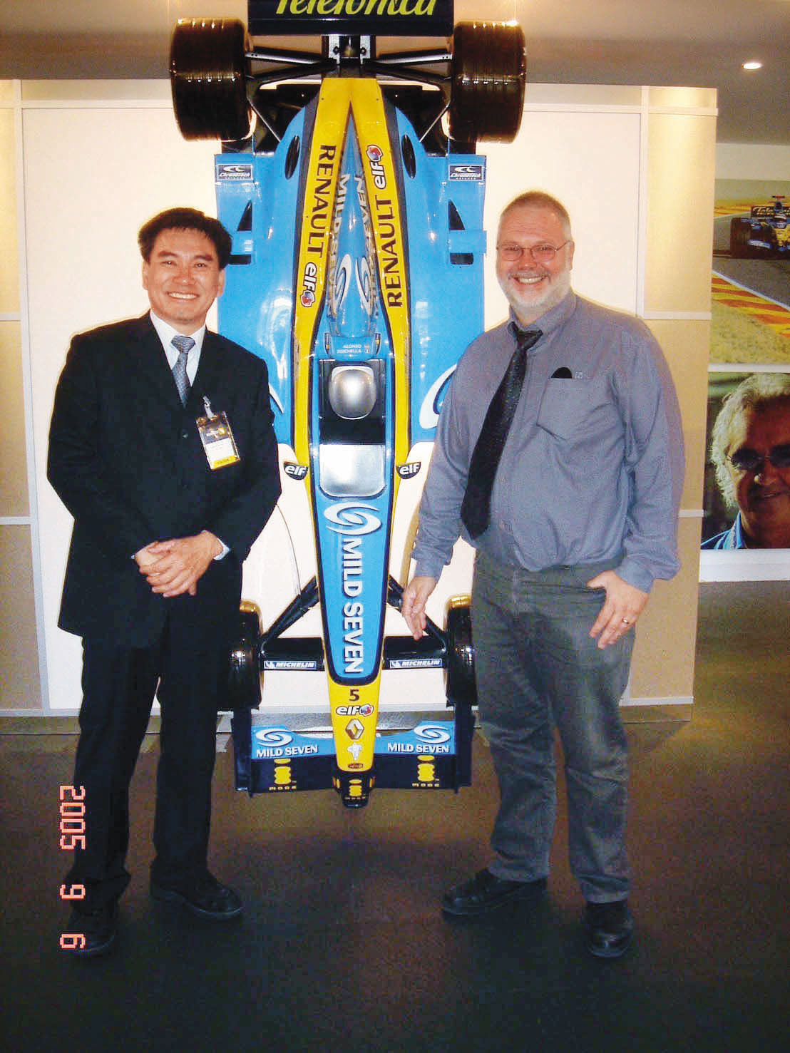 2005年雷諾汽車邀請翁冠群（左）到F1研發基地，討論碳纖維剎車系統結構製造問題，他欣然答應，並與負責人（右）合照。（翁冠群提供）