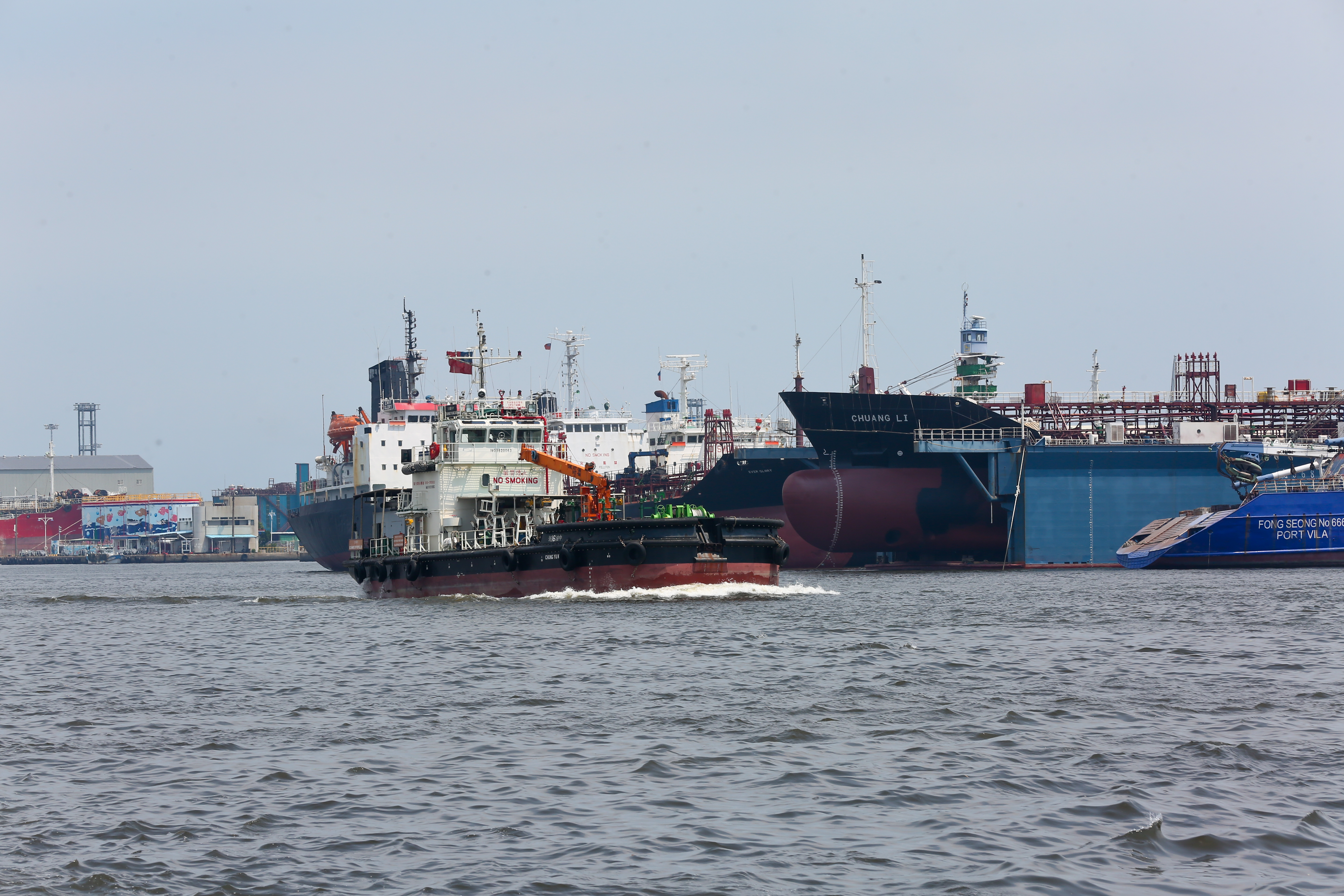 對於中國在台灣大選前祭出經濟威嚇手段，國安人士呼籲不該提高台灣對中國的依賴度，讓中國「撿到更大一把槍」。（示意圖，本刊資料照）