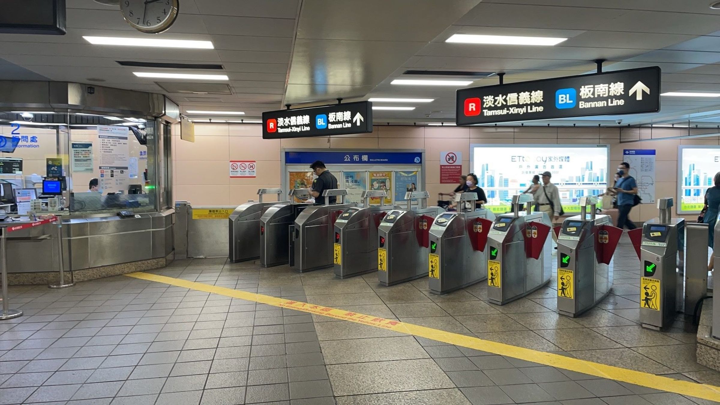 北捷即日起於台北車站、市政府站等11個捷運站，以及於5條路線中各一部列車內，增設「禁帶危險物品」標示。（北捷提供）