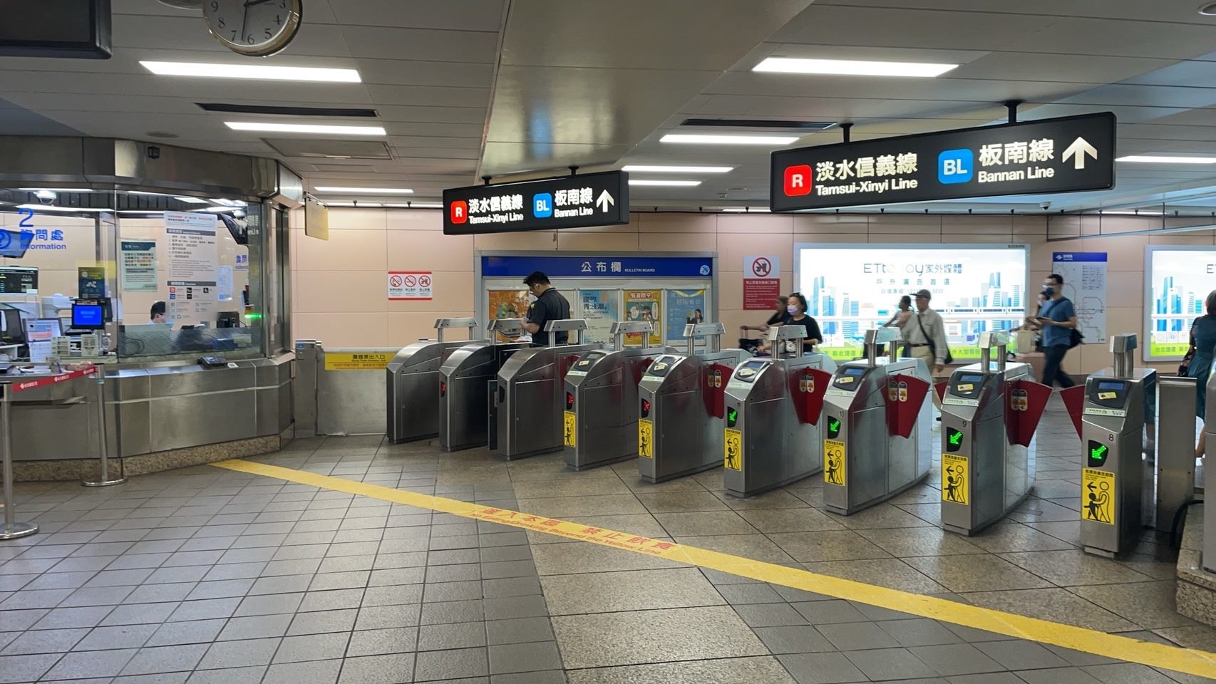 北捷即日起於台北車站、市政府站等11個捷運站，以及於5條路線中各一部列車內，增設「禁帶危險物品」標示。（北捷提供）