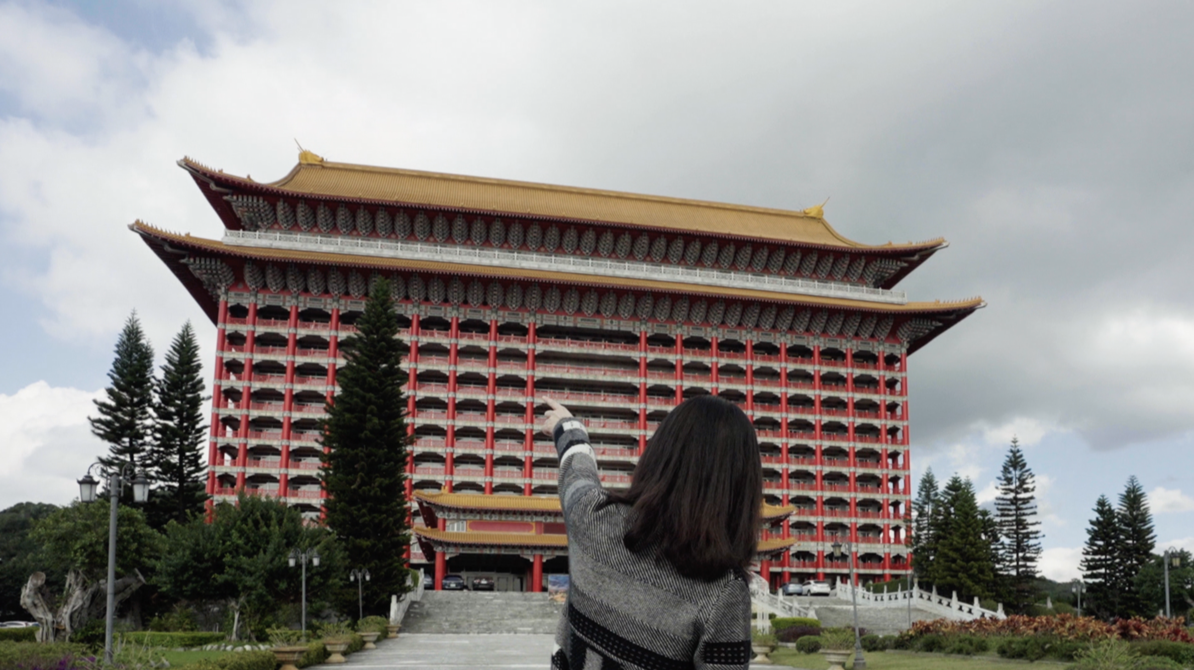 建築學者蔣雅君,講解圓山大飯店的建築樣式。(鏡文學提供)