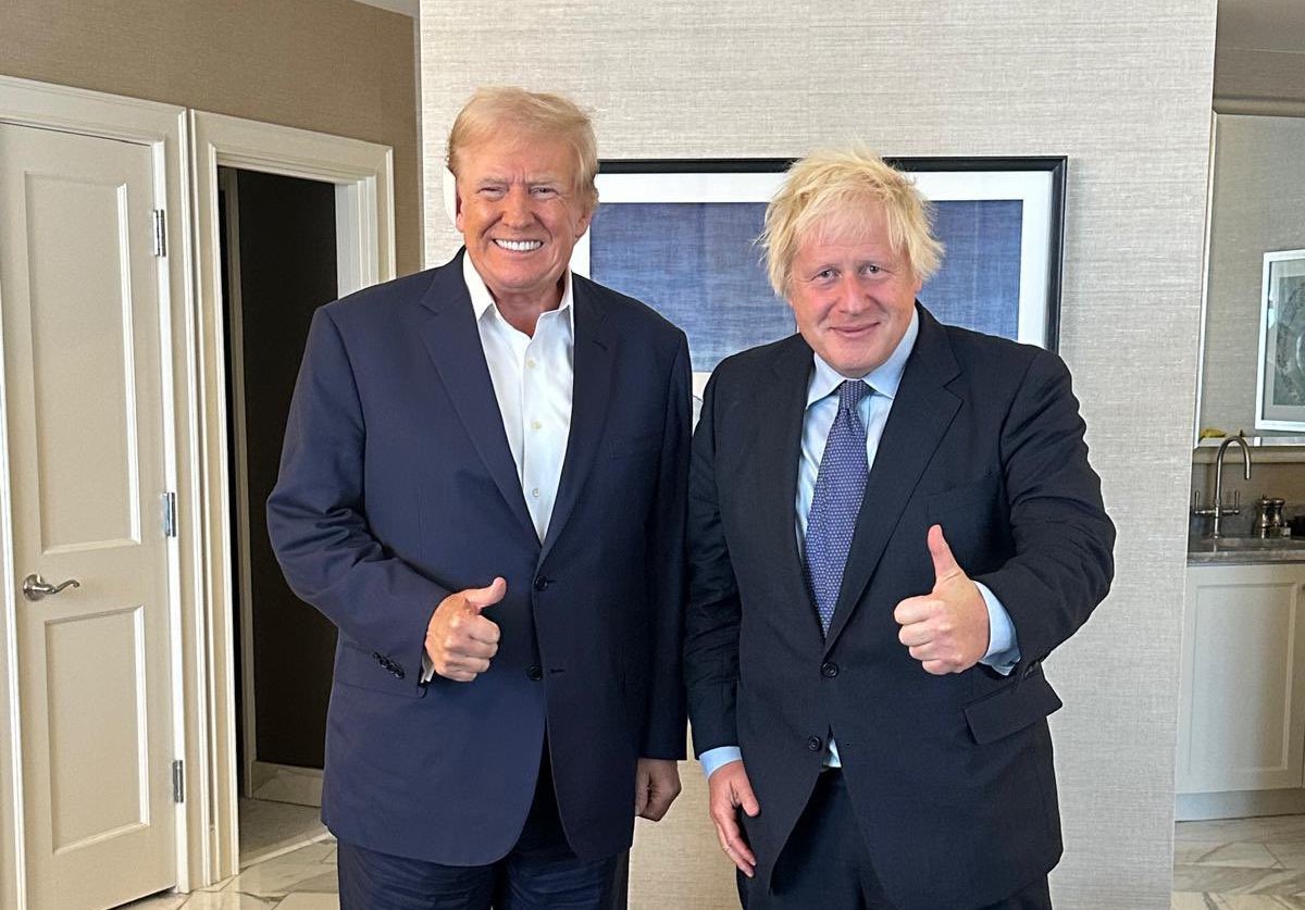 川普（左）右耳包紗布，與英國前首相強生（右）比讚合照。（翻攝X@BorisJohnson）