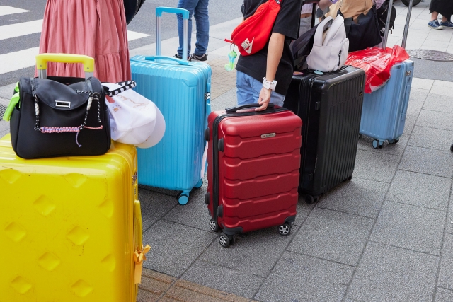 疫情解封不少國人紛紛出國旅遊，不過有一名網友說自己快40歲了但沒出過國，結果同事竟酸他窮。（示意圖，photoAC）