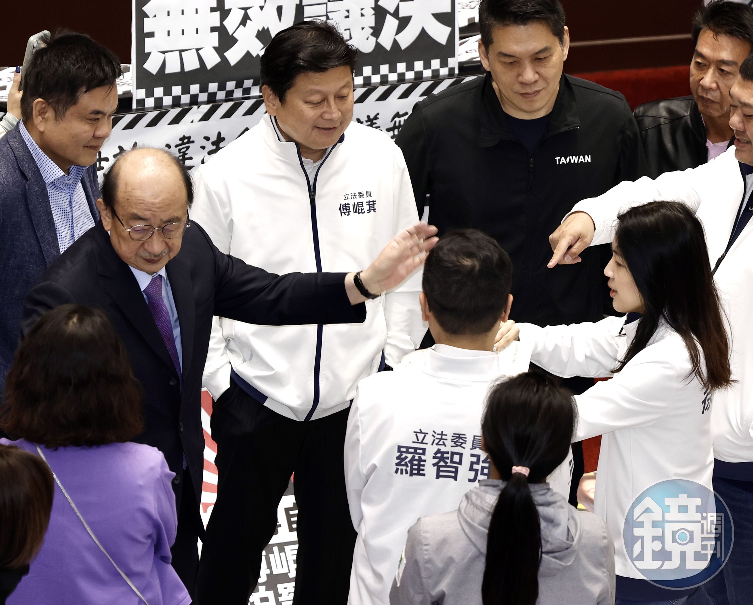 本週二時被柯建銘拐杖波及受傷的徐巧芯,今拿驗傷單要求柯建銘收下。