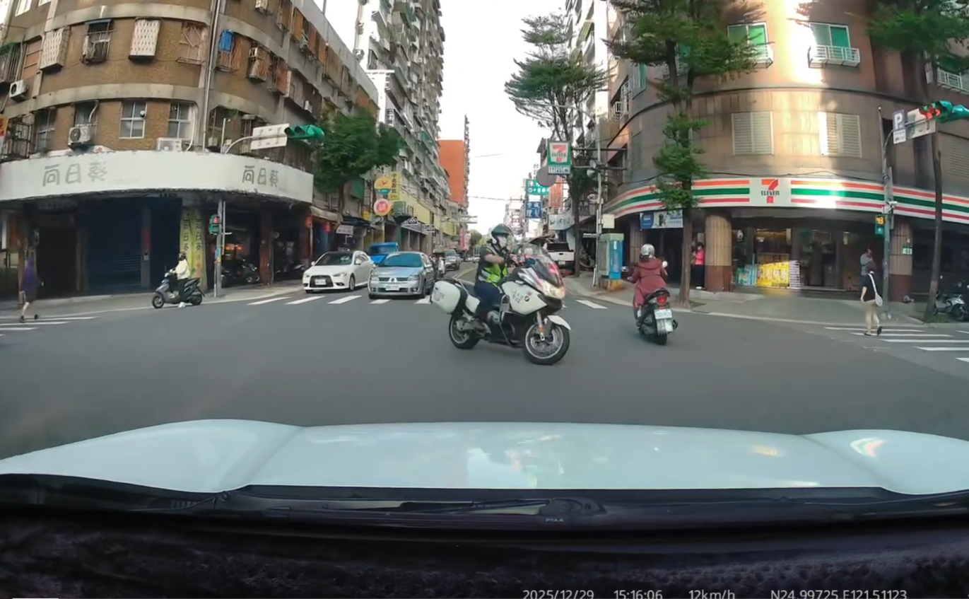 中和分局交通分隊一名警員日前路口左轉未禮讓直行車遭喇叭示警，竟攔下對方駕駛理論，在網路上引起爭議。（翻攝Threads@tony080469）