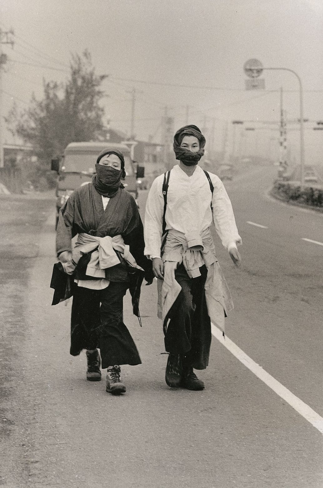 1996年劉若瑀(左)與黃誌群(右)雲腳西台灣。(優人神鼓提供、攝影潘小俠)