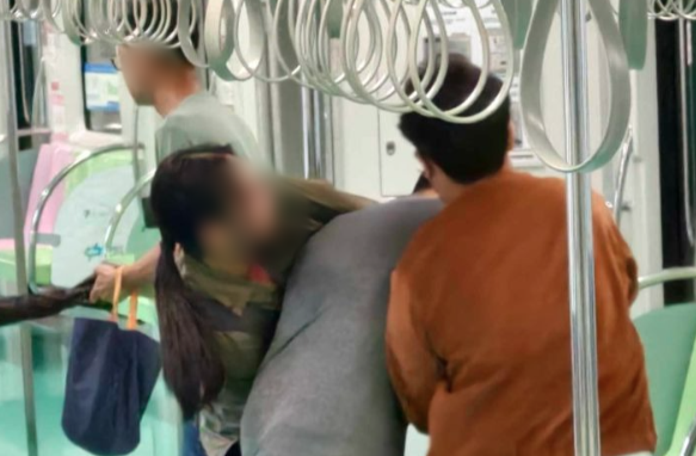 台中捷運21日發生隨機砍人案,凶嫌(咖啡色衣服)者遭熱心民眾制伏。(翻攝照片)