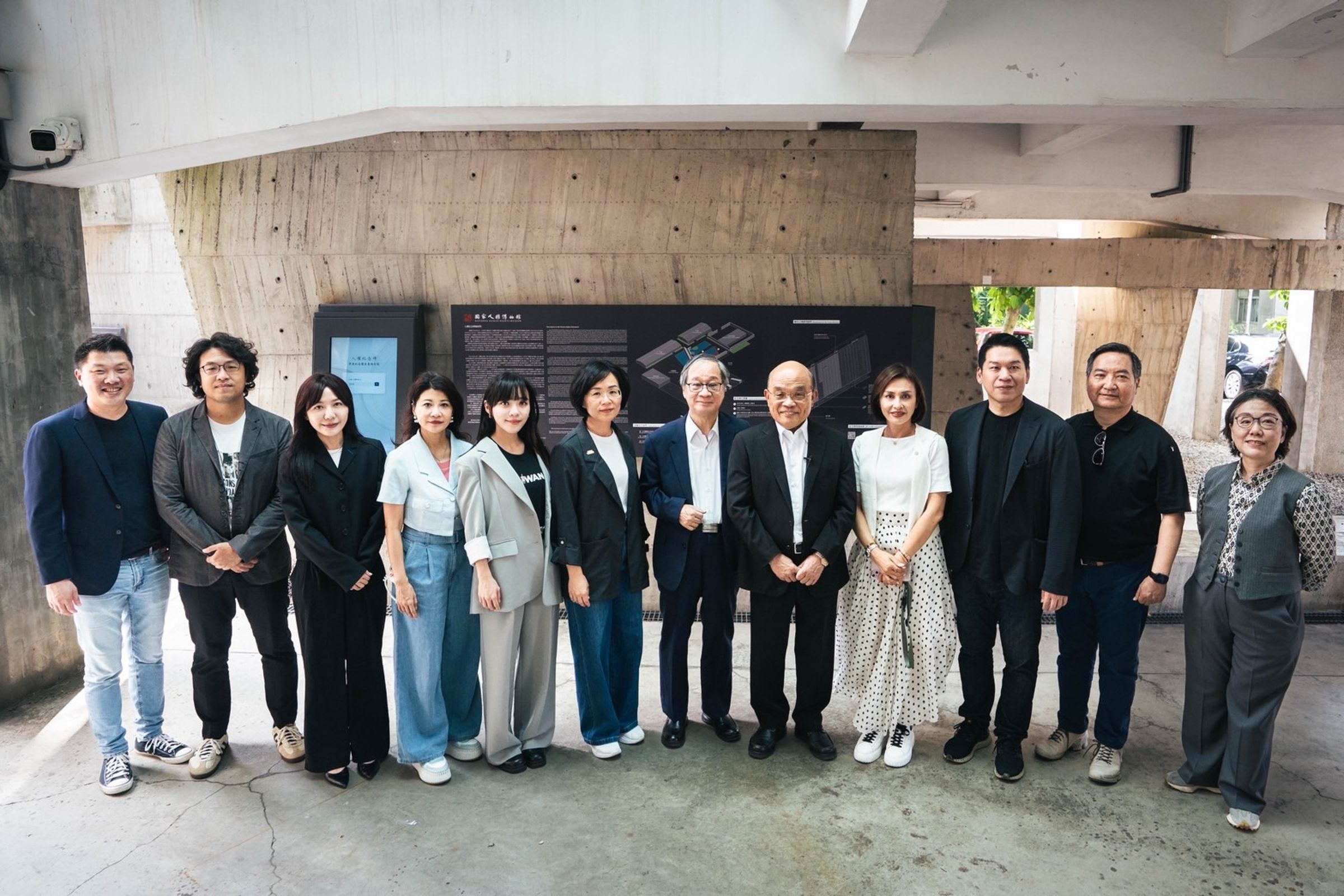 蘇貞昌昨與文化部長李遠、綠委們到白色恐怖景美紀念園區參訪。（蘇貞昌辦公室提供）