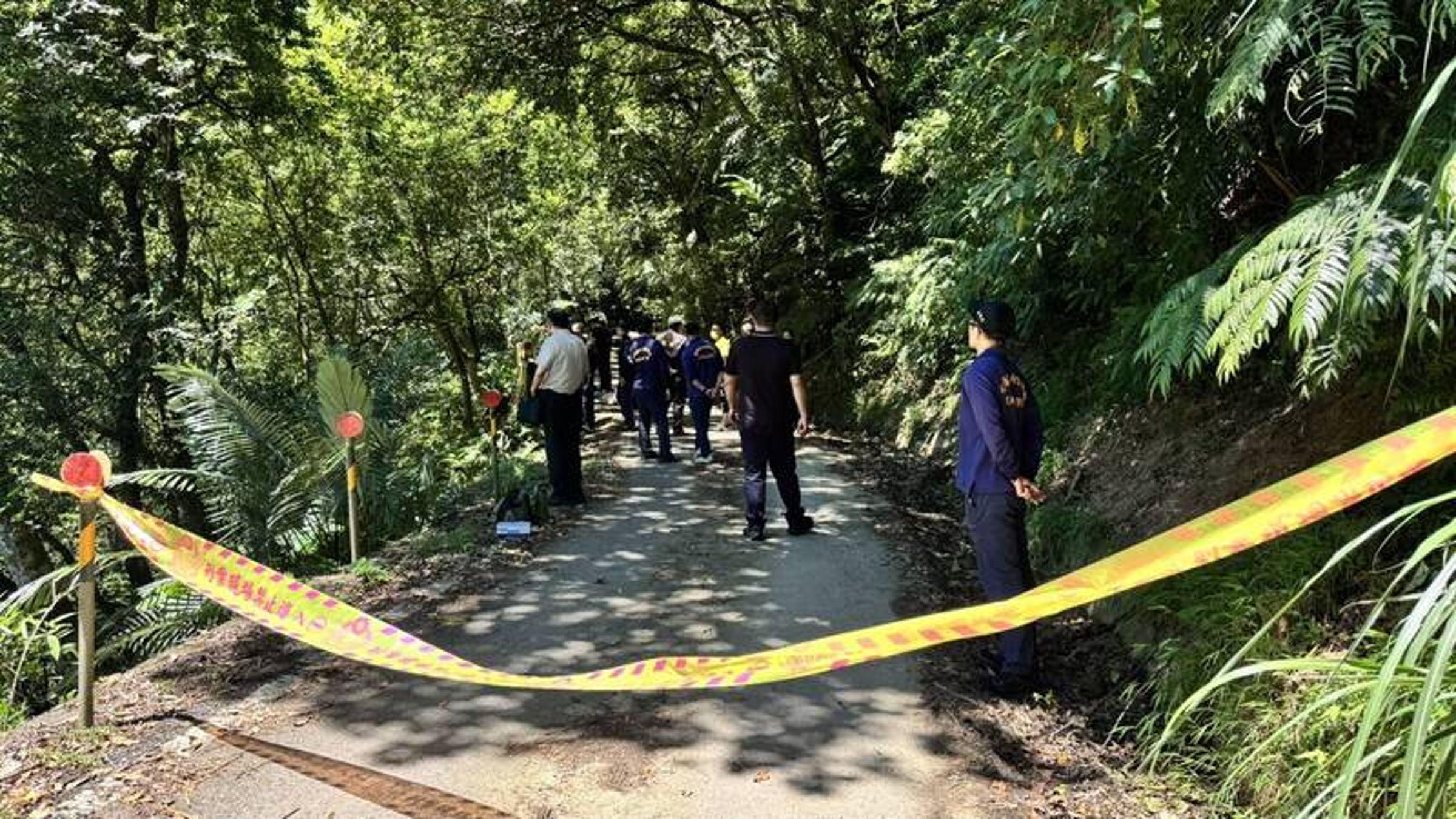警方在宜蘭頭城山區發現棄屍地點,出動吊掛設備尋獲遺體。(翻攝畫面)