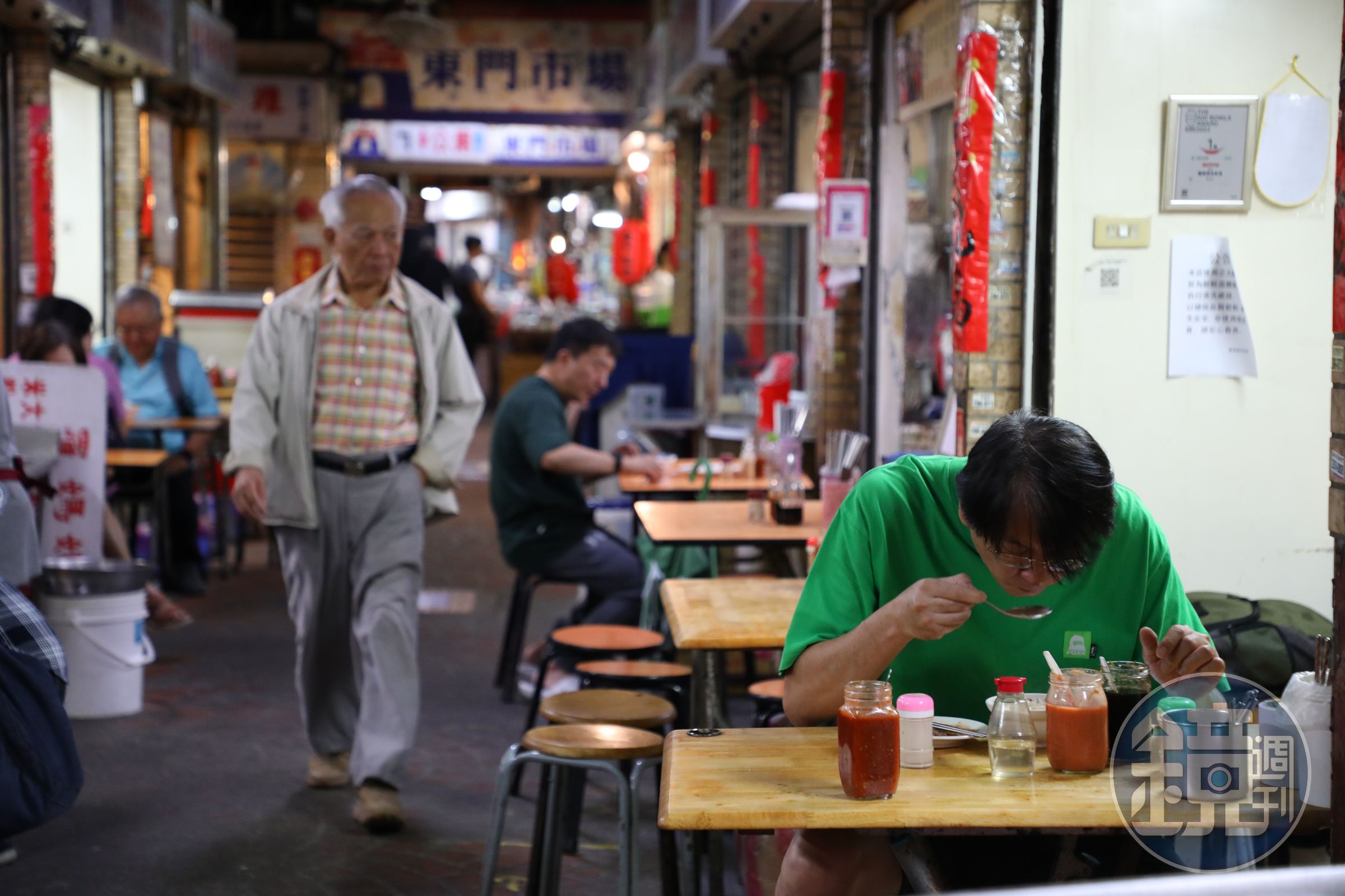 無論是否用餐時間，都有食客在埋頭苦幹。