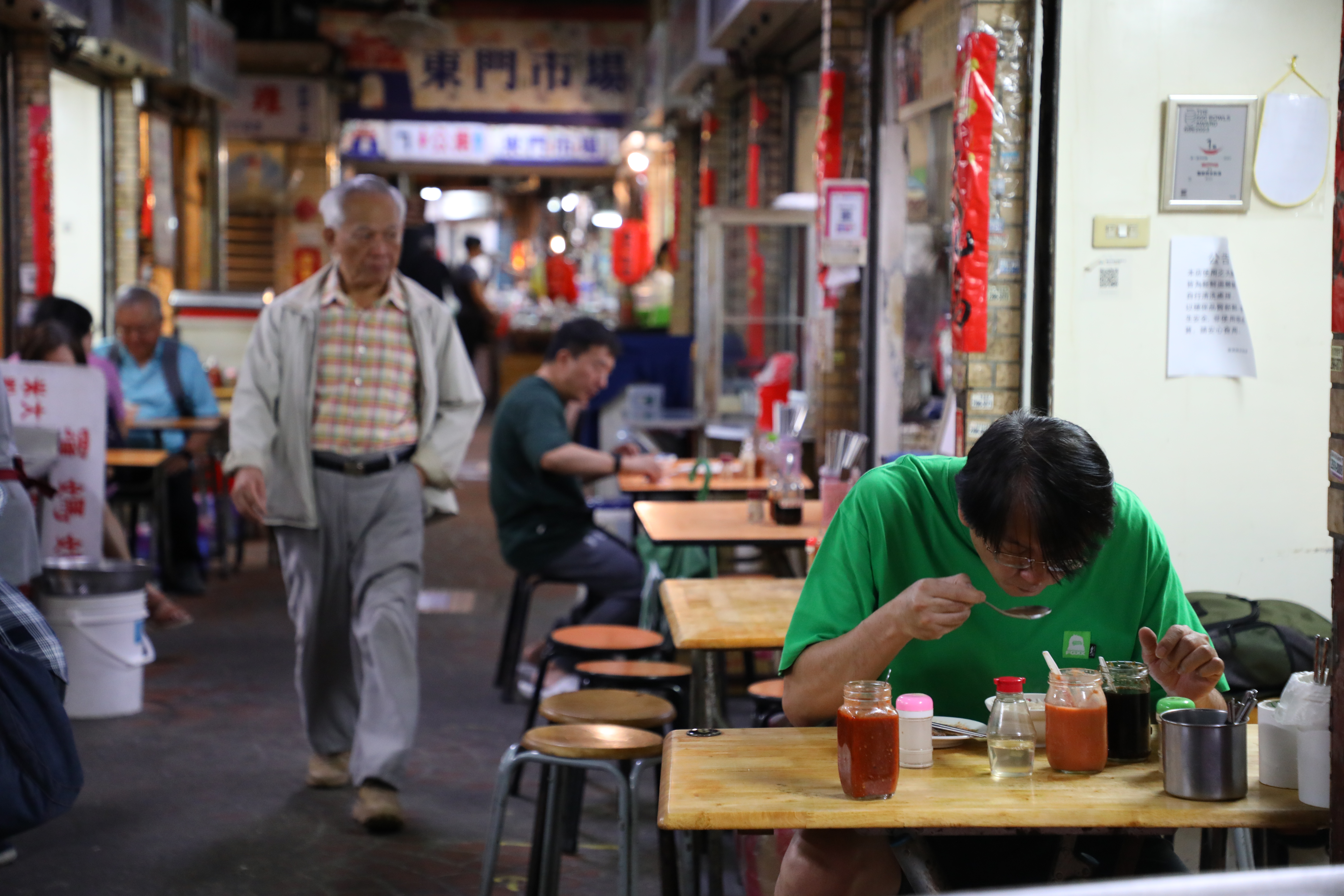 無論是否用餐時間，都有食客在埋頭苦幹。