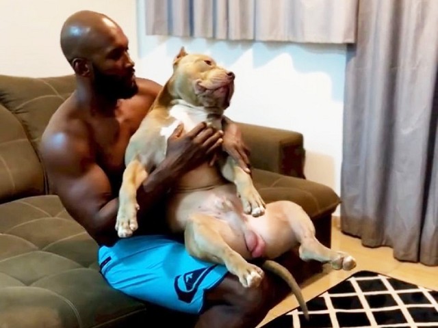 知名「鬥牛犬網紅」帶妻騎機車，恐怖墜崖慘死！百萬粉絲哀悼。（翻自《G1》）