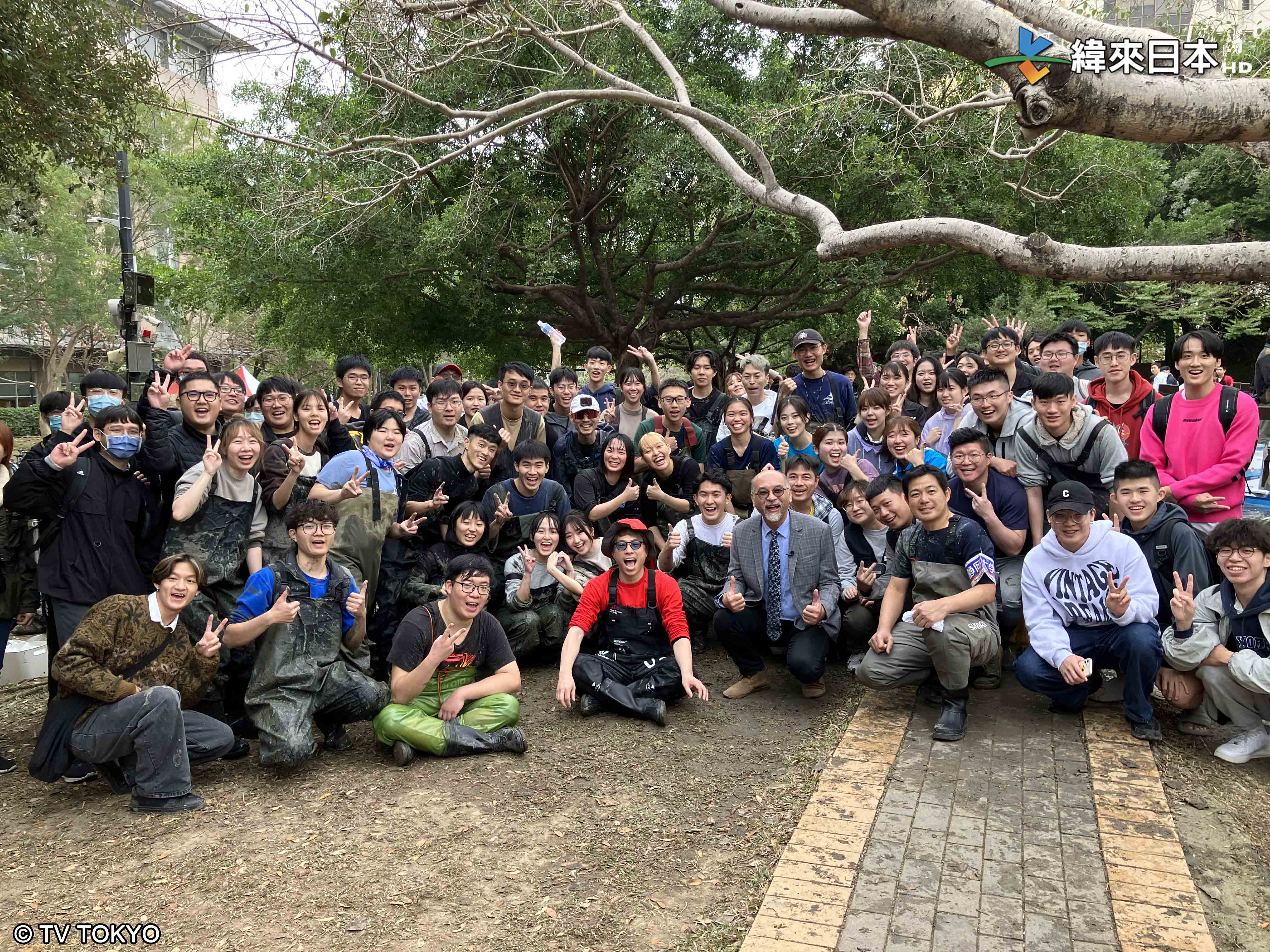 小淳(中間穿紅衣者)率領製作團隊來台拍攝《池水抽光好吃驚in台灣》,與中興大學師生留下紀念合照。(緯來日本台提供)