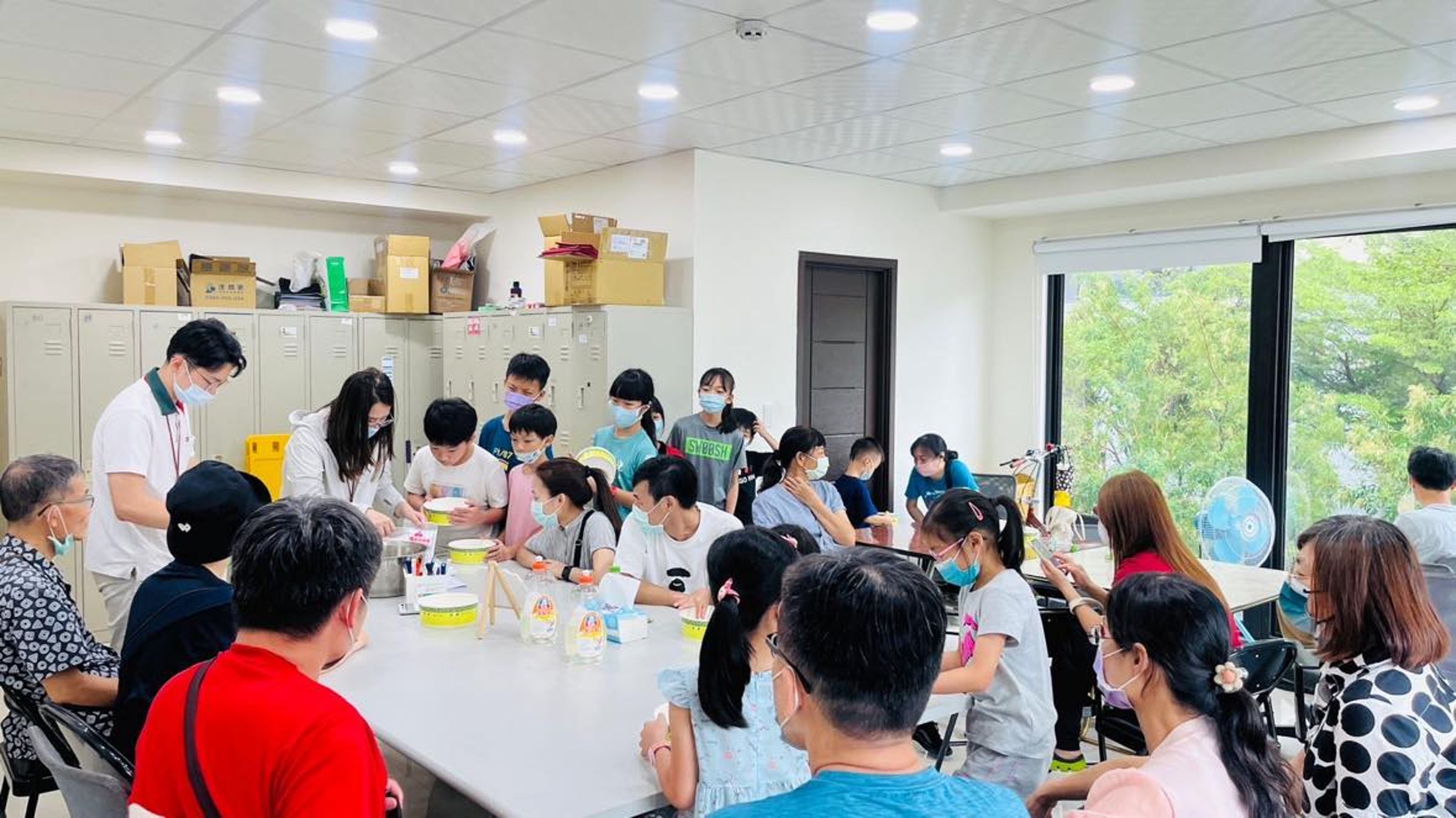 信義房屋海安文元店為永續門市,舉辦親子教育活動。(信義房屋提供)