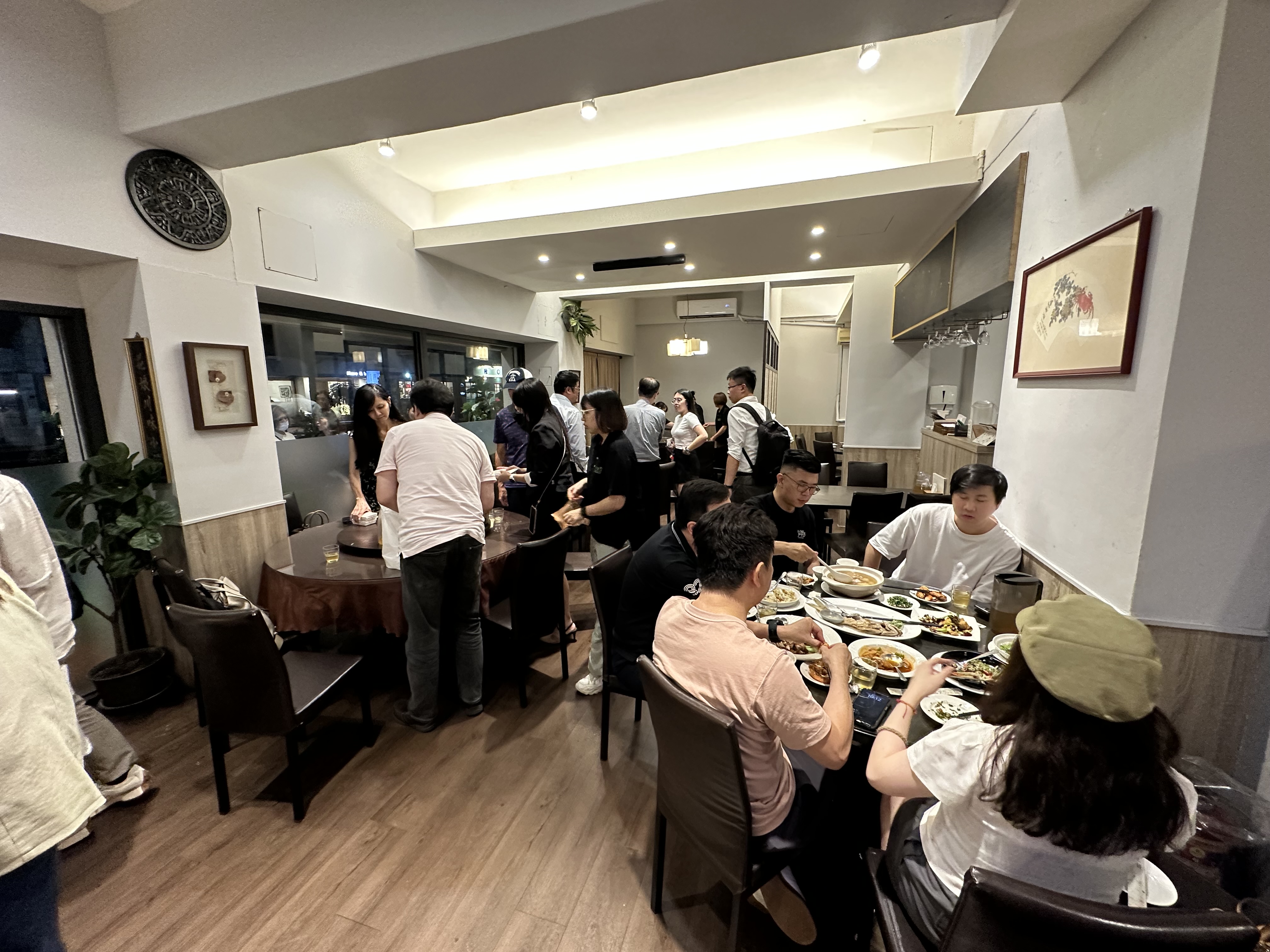 餐期都要分上、下半場，限時90分鐘用餐時間，才有辦法應付每天客滿的狀況。