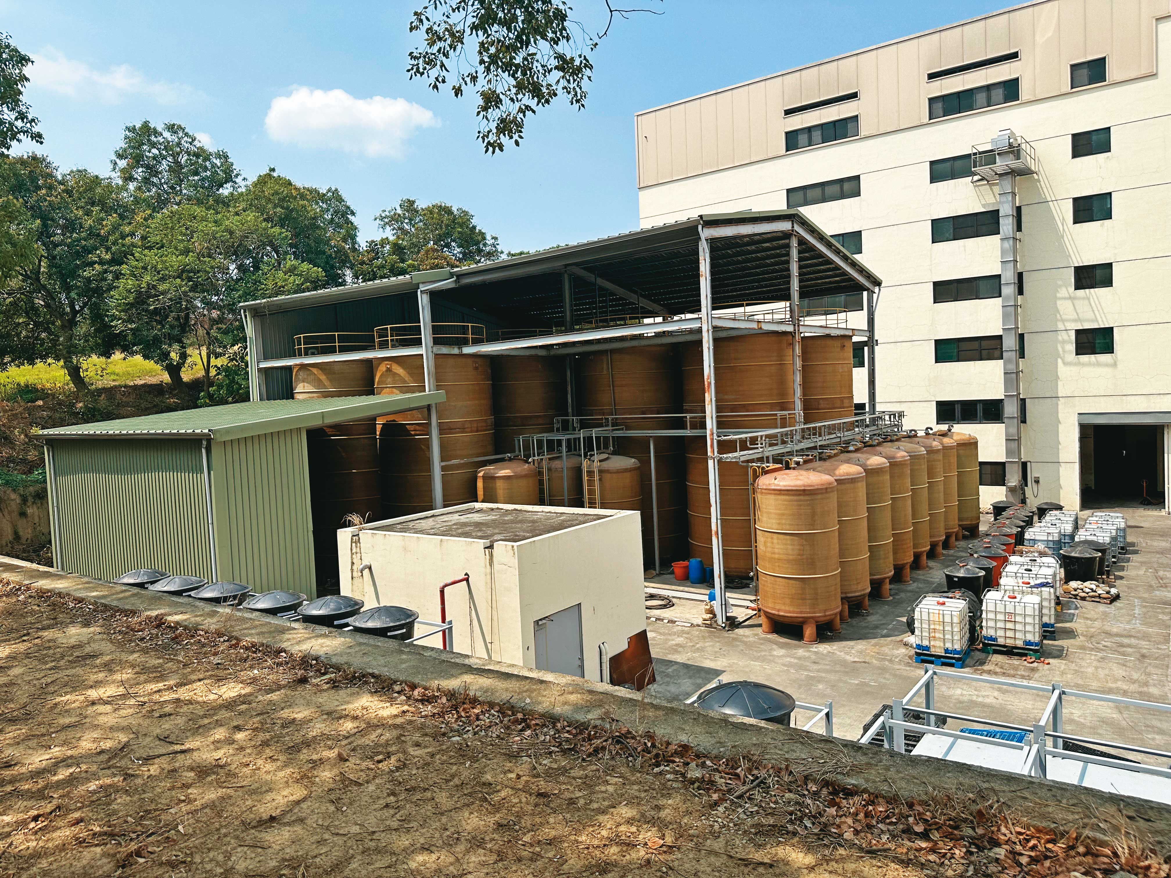 東成自釀區的玻璃纖維桶如今空空蕩蕩，也未見工作人員。（讀者提供）