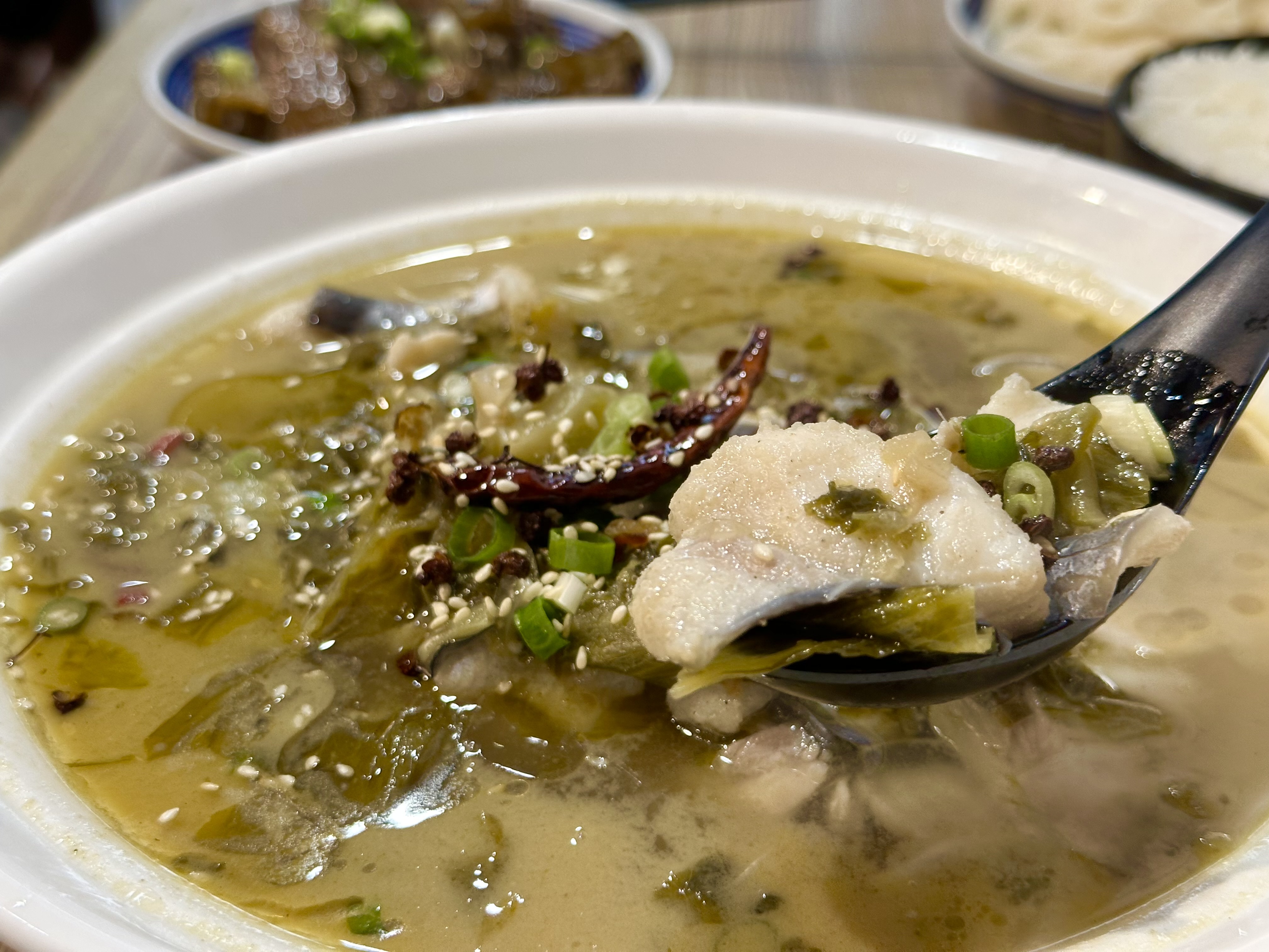 「官小二酸菜魚」把「金湯酸菜魚」做成獨享分量，但風味依然濃郁。