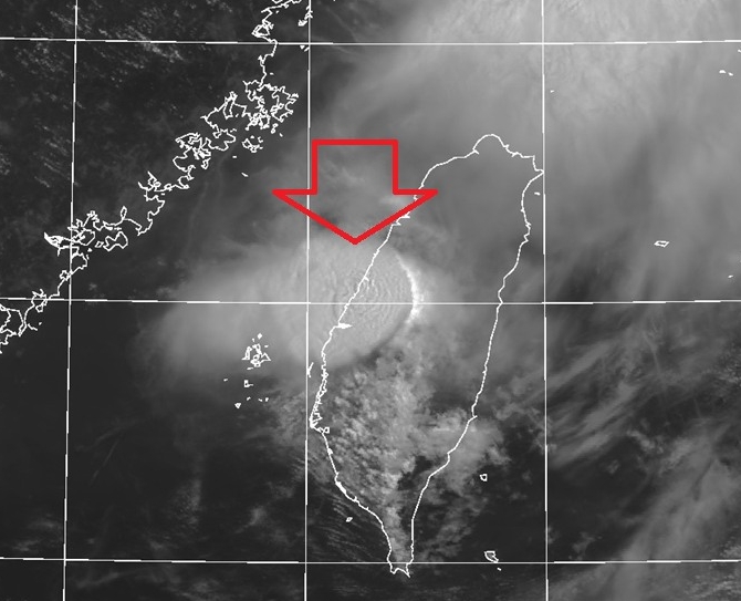 前氣象局長鄭明典指出，中部「對流胞發展旺盛」，可能有狂風暴雨+冰雹。（取自鄭明典臉書）