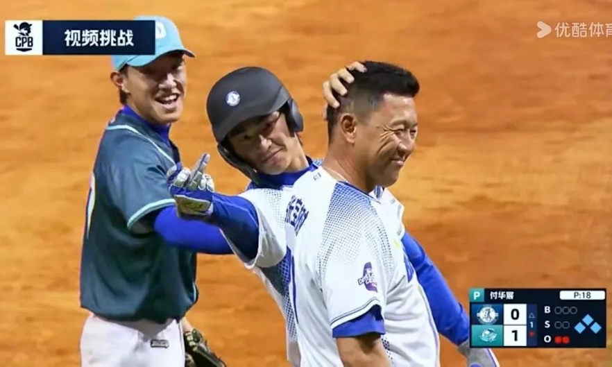中國職棒球員在比賽中對鏡頭比中指。（翻攝自優庫視頻）