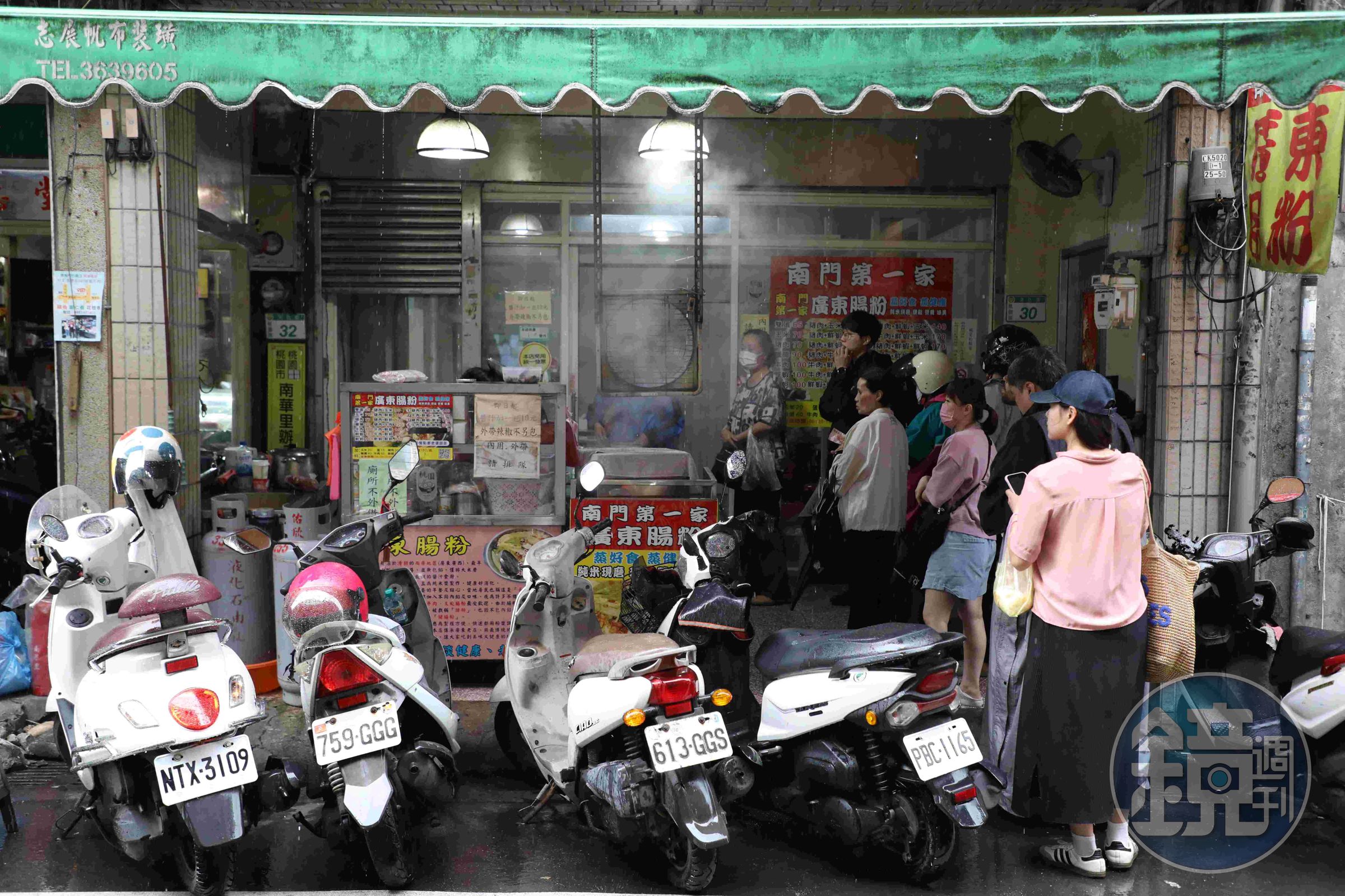 「南門第一家廣東腸粉」是排隊店，外帶的比內用的多。