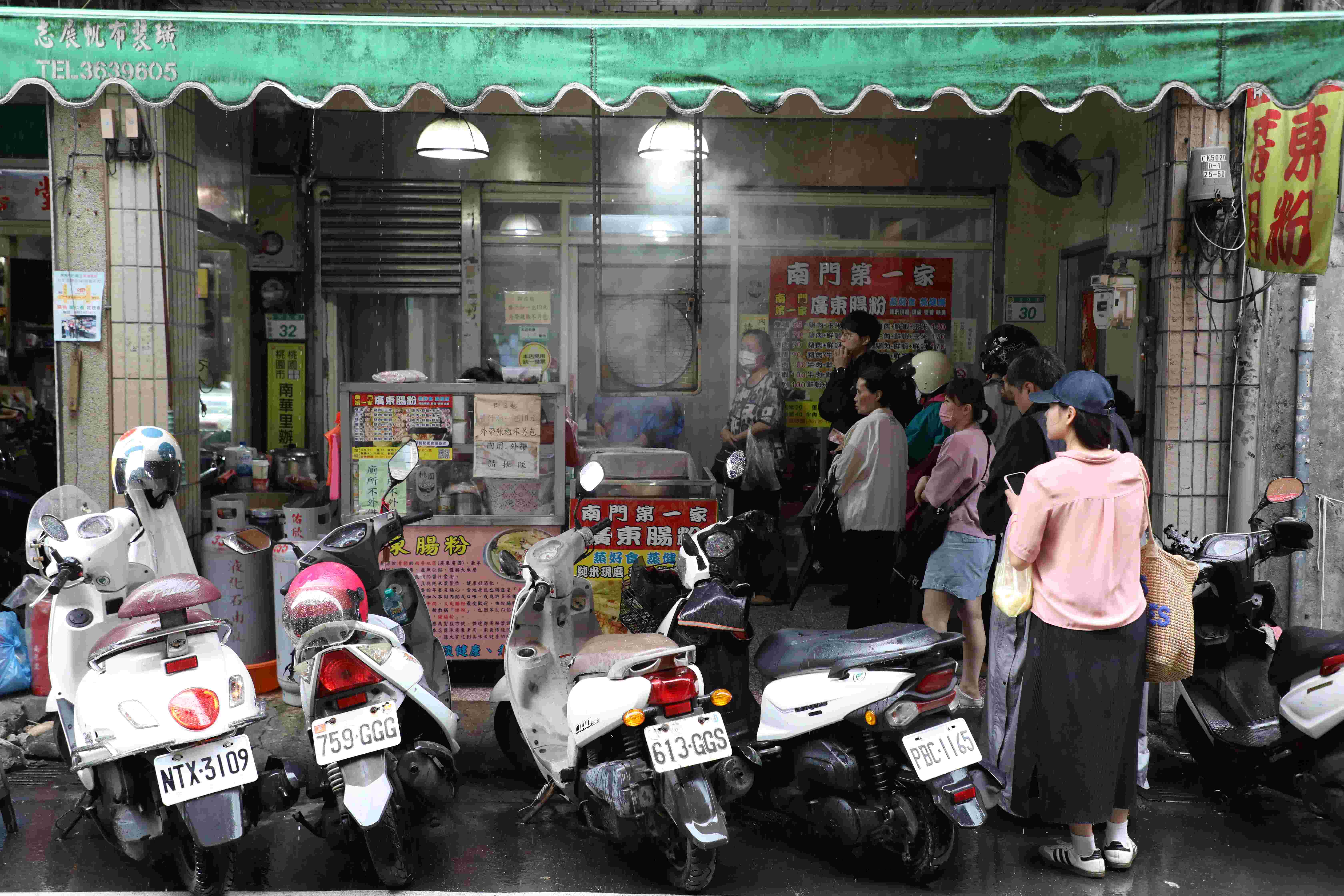 「南門第一家廣東腸粉」是排隊店，外帶的比內用的多。