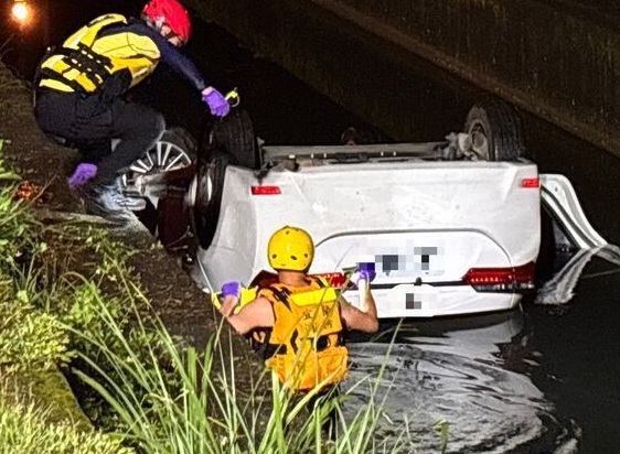 宜蘭一名吳姓女駕駛深夜失控自撞，造成自小客翻落大排，自己溺水受困，送醫目前仍陷昏迷。（翻攝畫面）