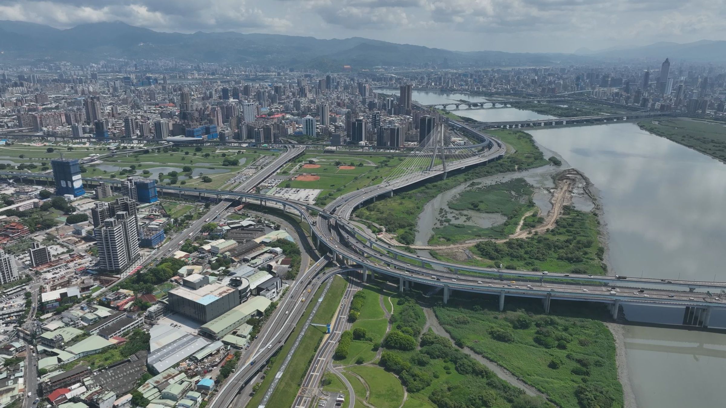 三重交通便利性高,結合雙國道、三環三線、三快速道路還有9條橋,去哪裡都方便、快速。