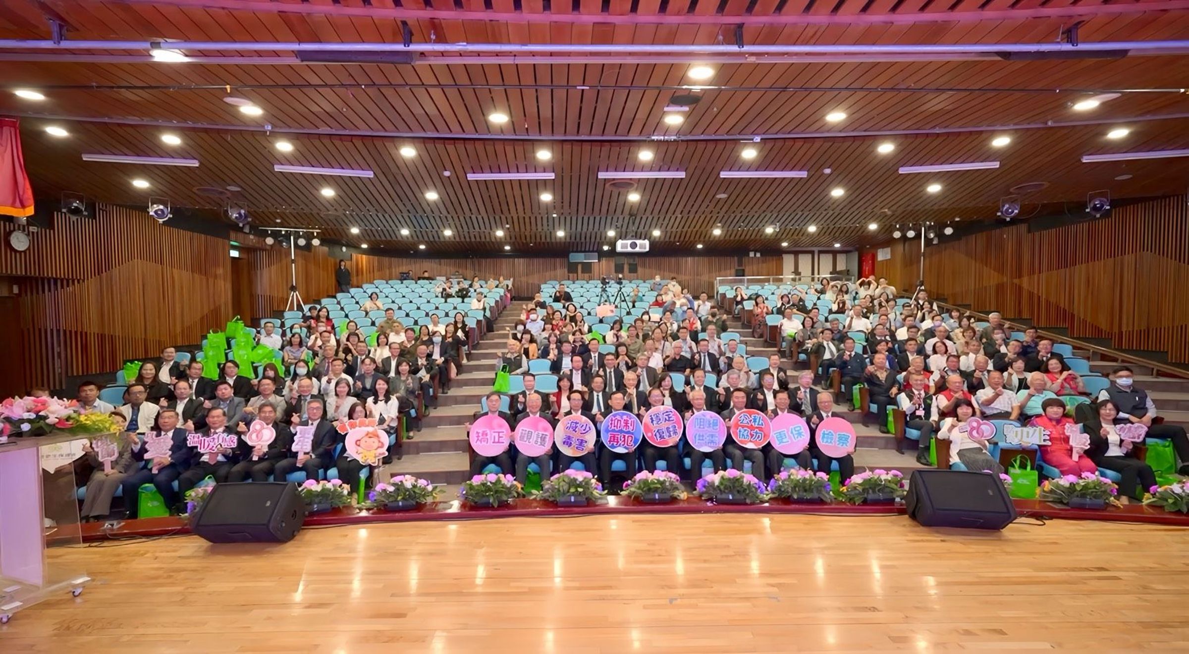 2025更生美展暨新世代反毒策略成果展在台中舉辦,法務部長鄭銘謙與高檢署檢察長張斗輝及更保團體踴躍參與。(高檢署提供)