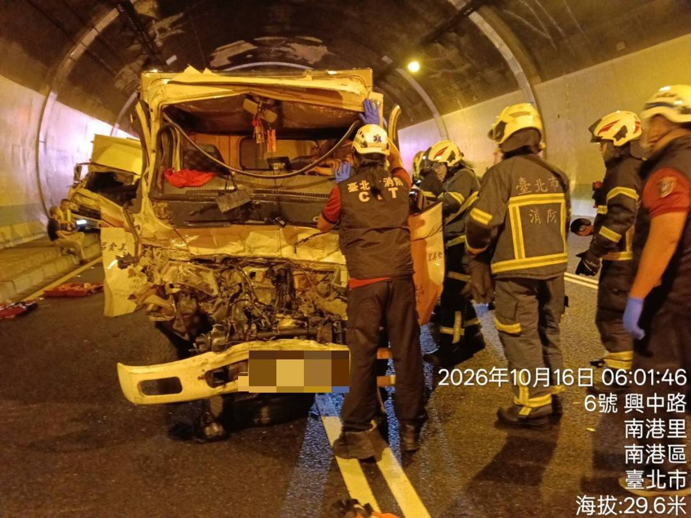 陳男駕駛的小貨車因前後追撞夾擊，造成雙腿骨折一度受困。翻攝畫面