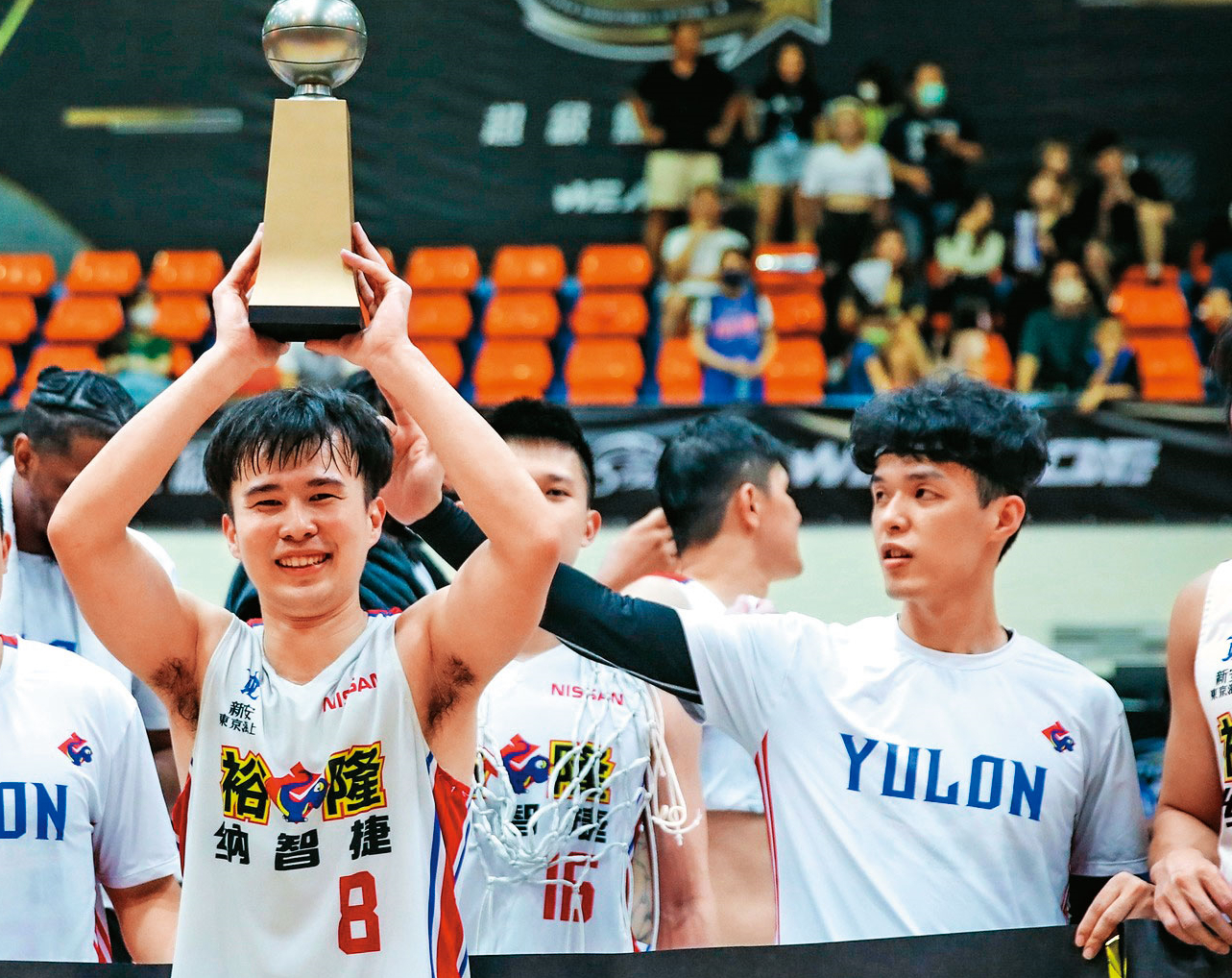 柯旻豪（左）拿到SBL今年度最有價值球員，隊友吳季穎（右）開心摸頭慶賀，如今2人卻被爆出是帶頭打假球的主謀。（翻攝裕隆納智捷籃球隊臉書）