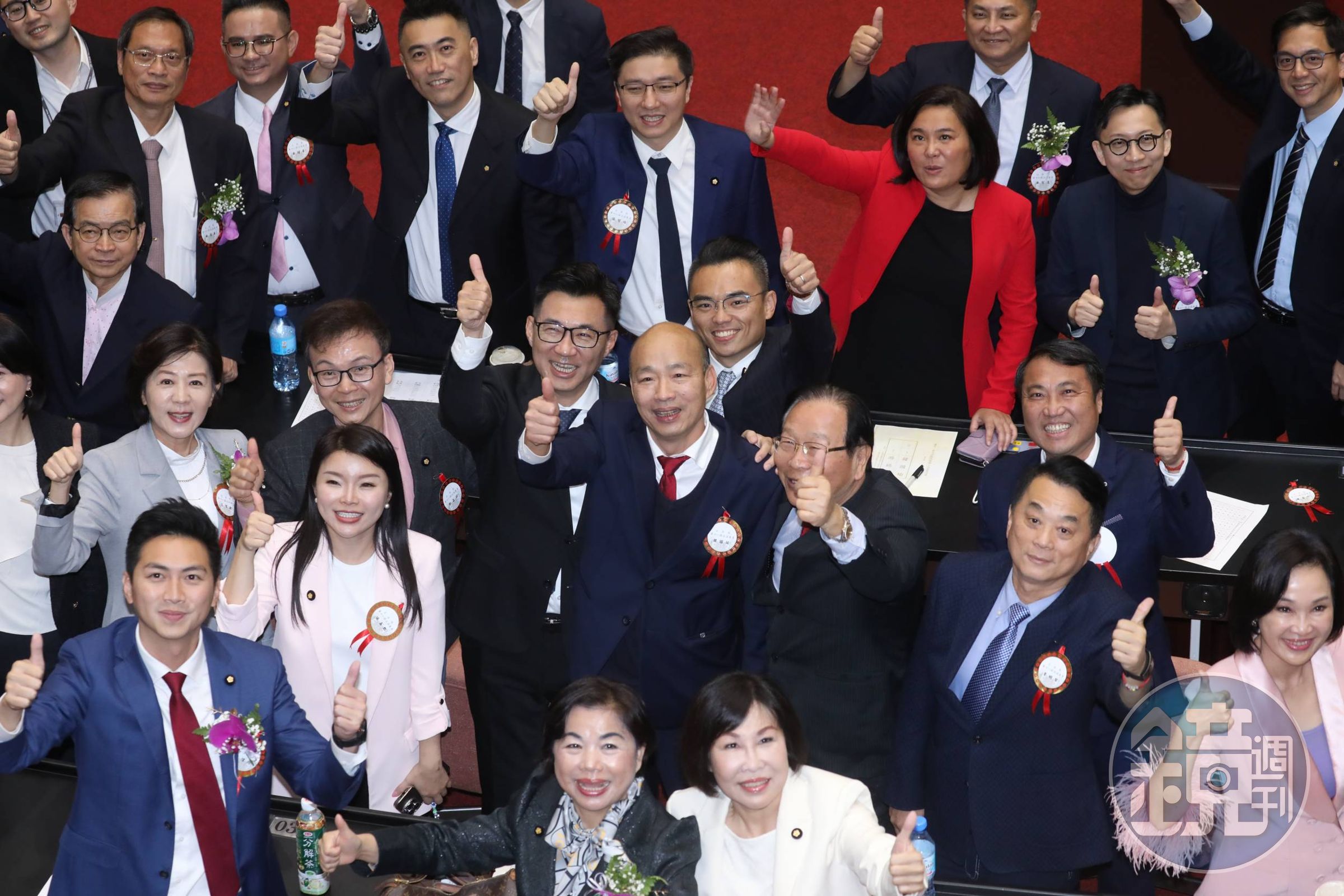 國民黨立委韓國瑜在院長選舉第2輪投票拿下54票,以3票之差擊敗民進黨立委游錫堃,當選國會龍頭。