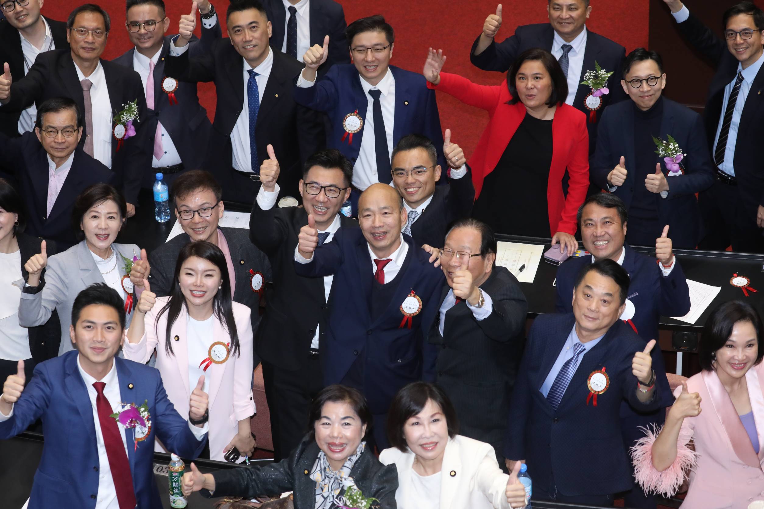 國民黨立委韓國瑜在院長選舉第2輪投票拿下54票，以3票之差擊敗民進黨立委游錫堃，當選國會龍頭。