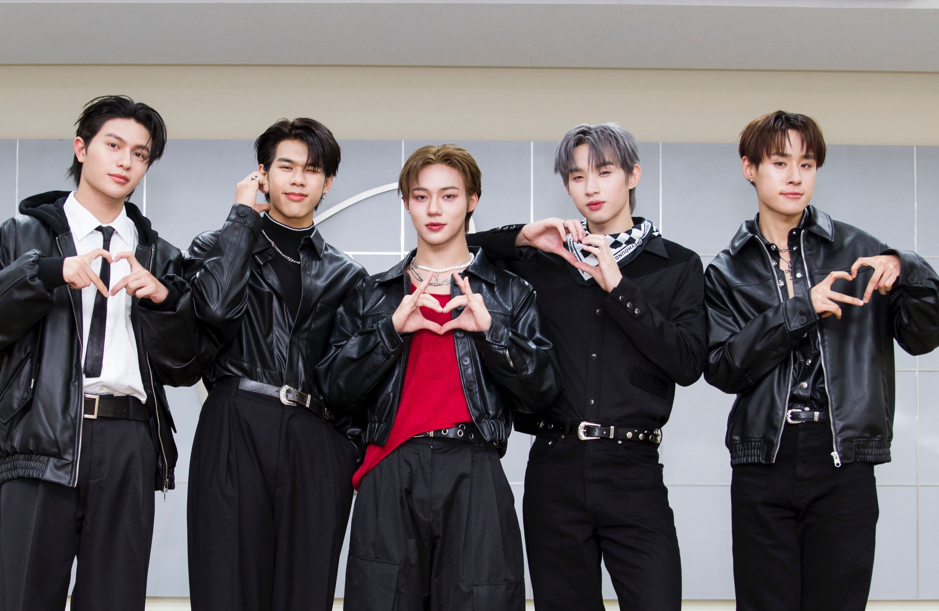 泰國小鮮肉男團LYKN第一次來台，被粉絲接機人潮嚇到。左起William、Tui、Lego、Hong、Nut。（台視提供）