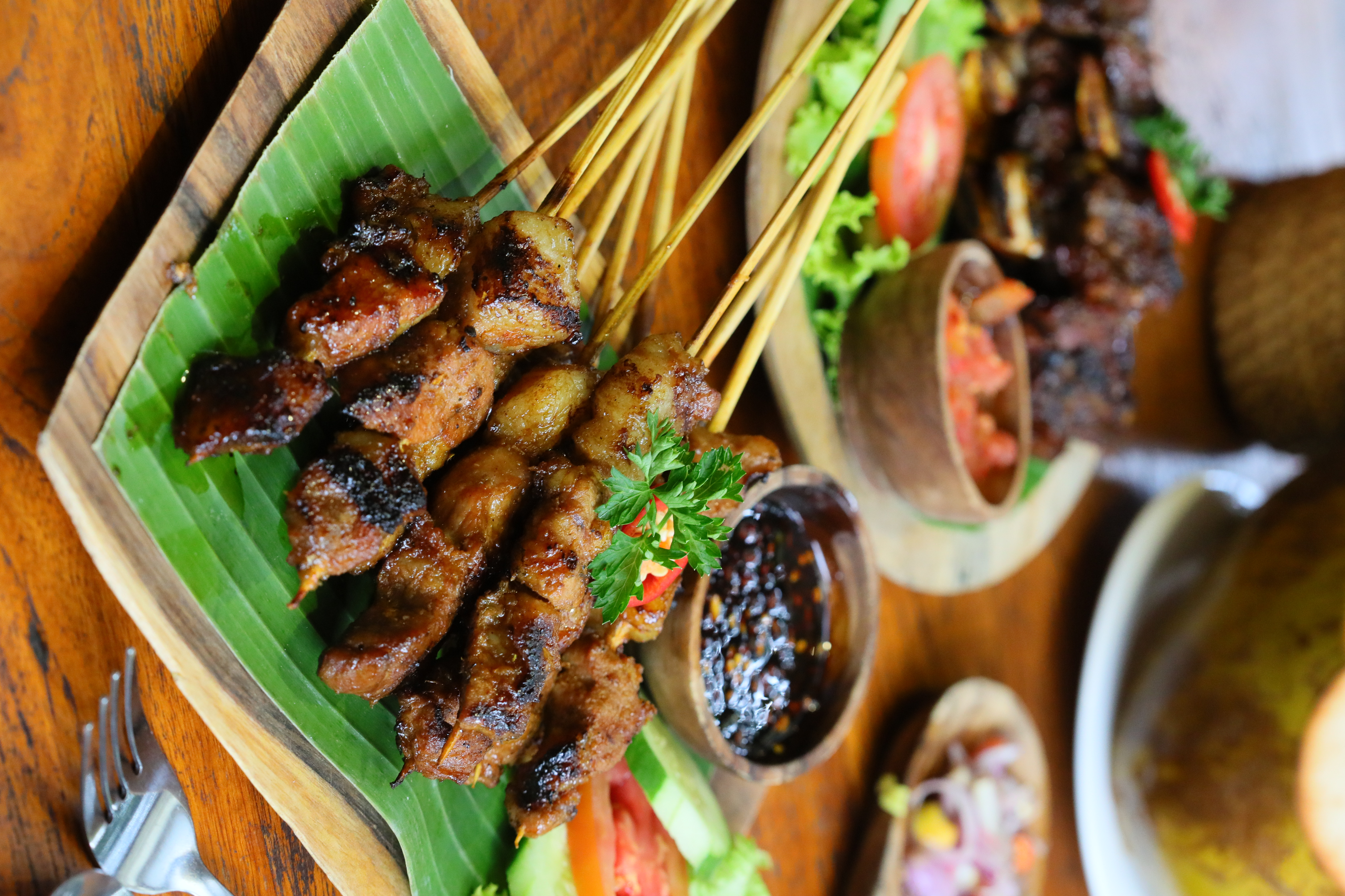 豬肉沙嗲「Sate Babi Ala Wpk」烤得焦香入味，不沾醬料也好吃。（10萬印尼盾／份，約NT$203）