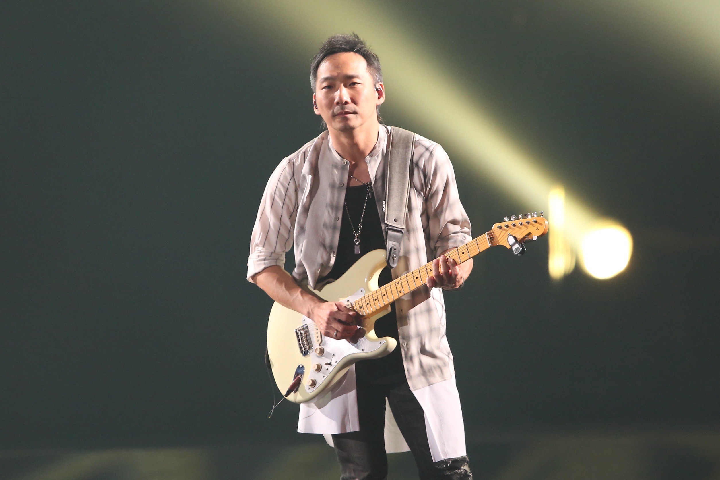 【抱病缺一人】「腰椎滑脫」被迫告假　五月天石頭因傷一度脫隊