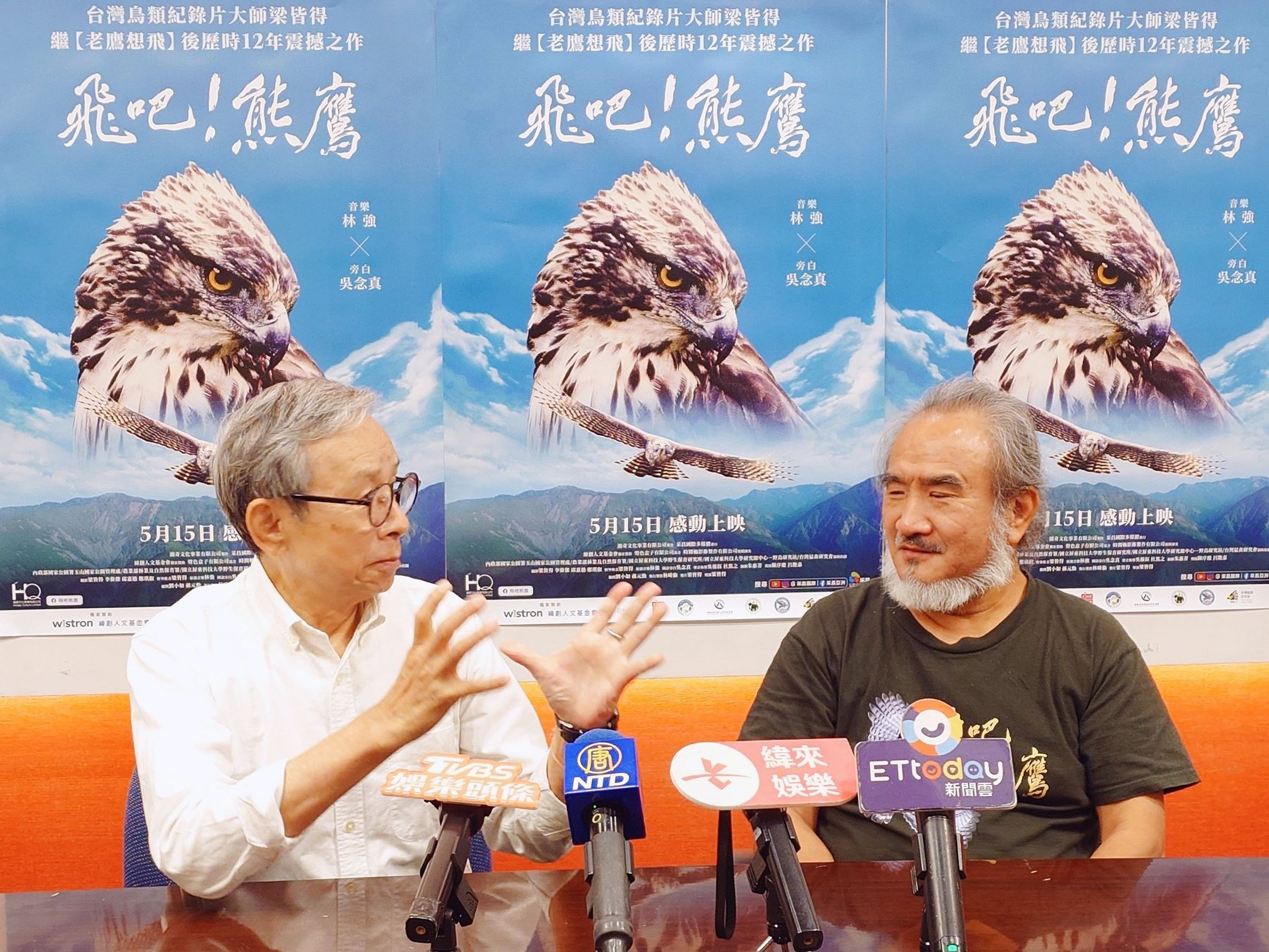 吳念真（左）認為配音過程十分容易，並讚嘆導演梁皆得（右）稿子寫得很好，而且剪接節奏和文字也搭在一起。（采昌提供）