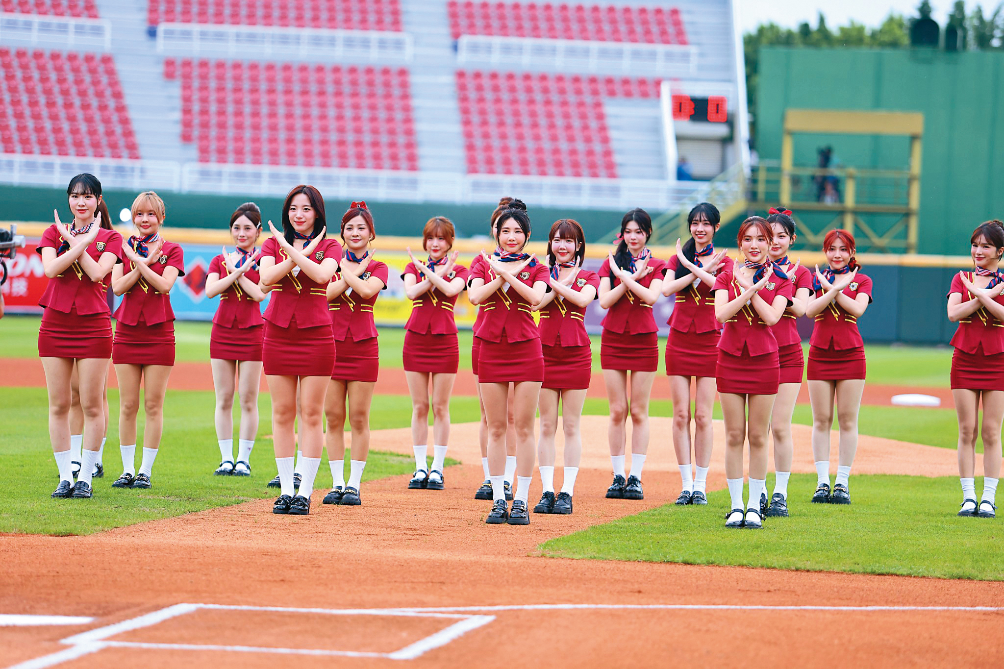 樂天啦啦隊的女孩最近負面新聞不斷。(翻攝自Rakuten Girls臉書)