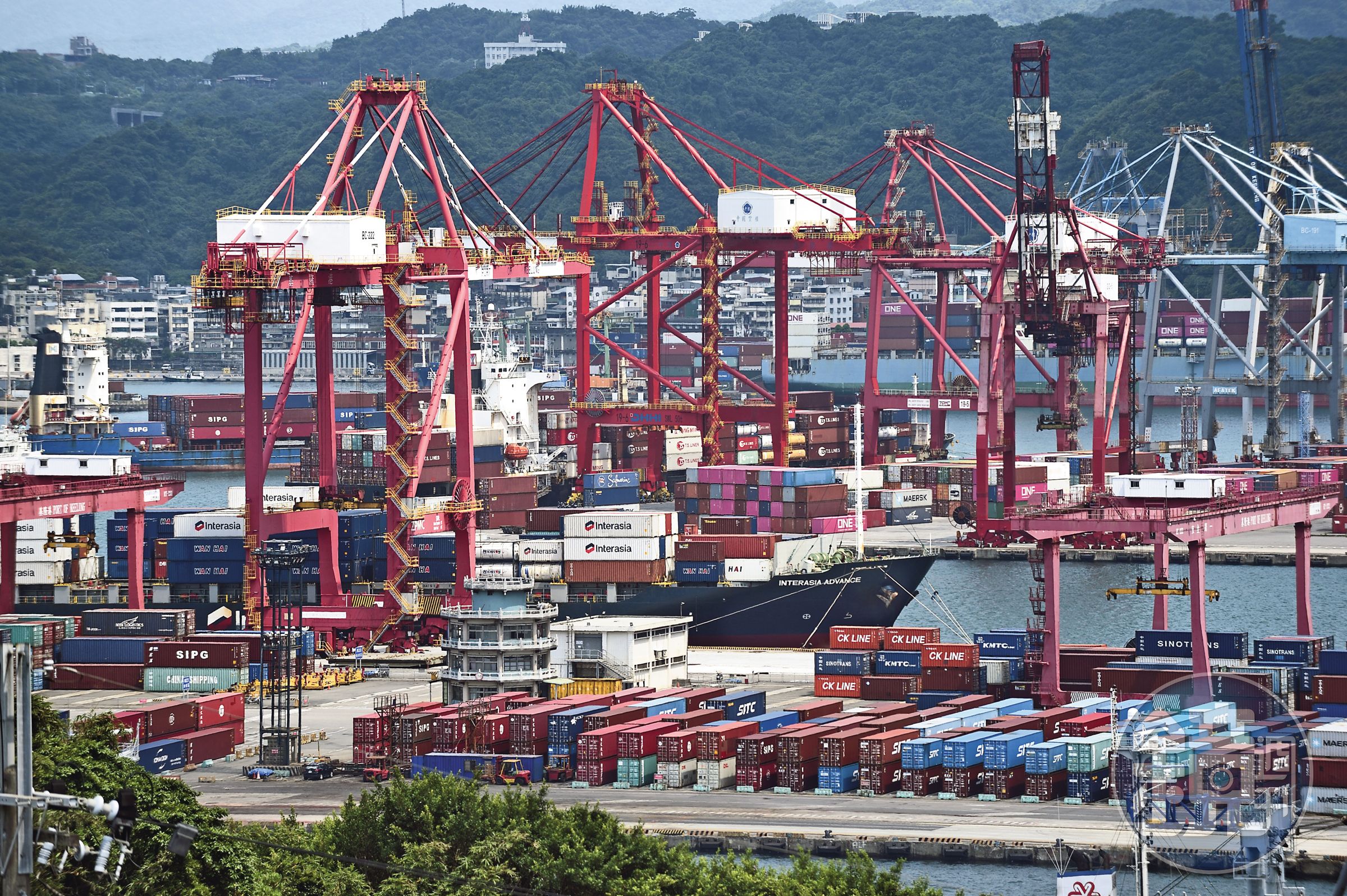 台灣在AI趨勢帶動下,電子資通訊產品占出口總額比重連11個月正增長。