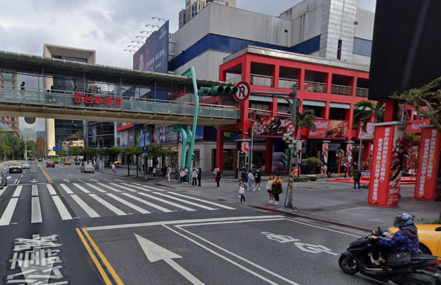 一對情侶去年大膽在信義威秀空橋活春宮，過程被目擊民眾錄影傳上網。（翻攝Google maps）