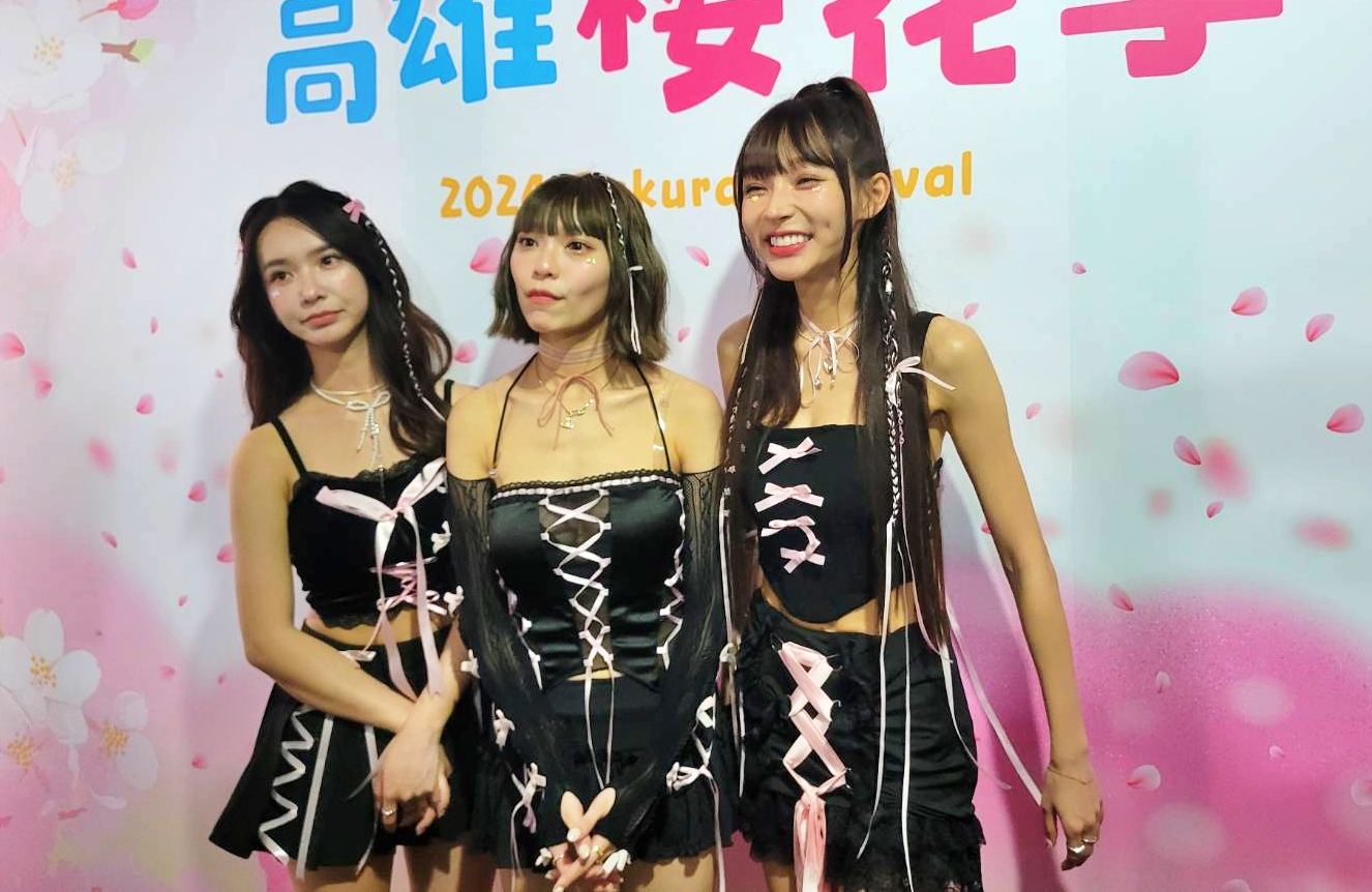 張雅涵、李芷霖與林襄身上的舞台裝是自己改造的。