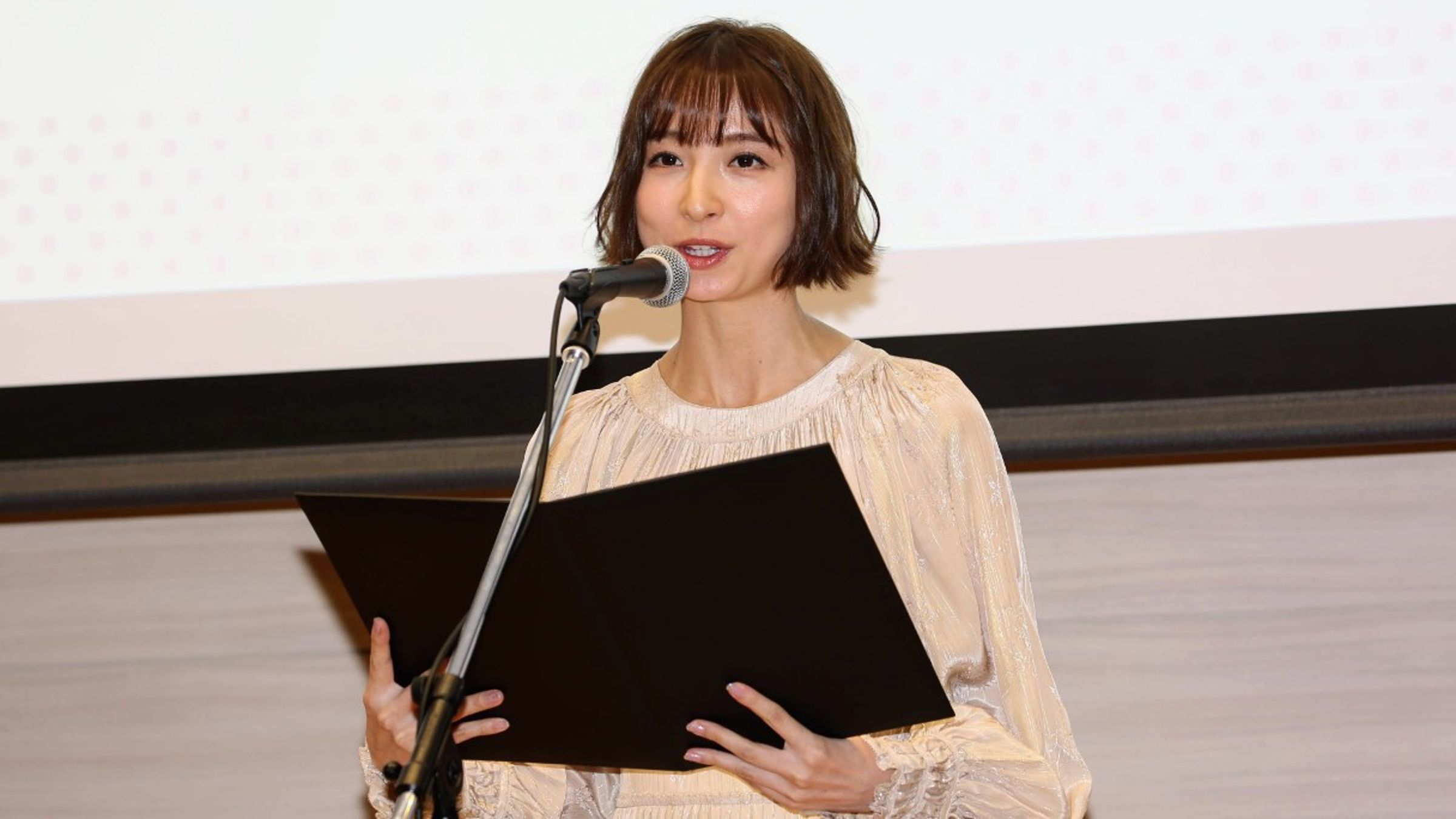 前女偶像篠田麻里子據傳接下完全複製自己不倫妻的角色,被日本網友讚心臟真強。(翻攝網路)